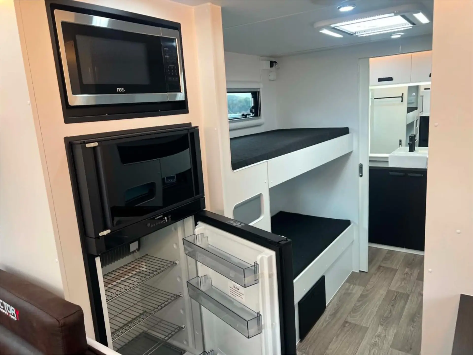 https://media-caravea.syd1.digitaloceanspaces.com/caravans/95EIC22181/exterior-8.webp
