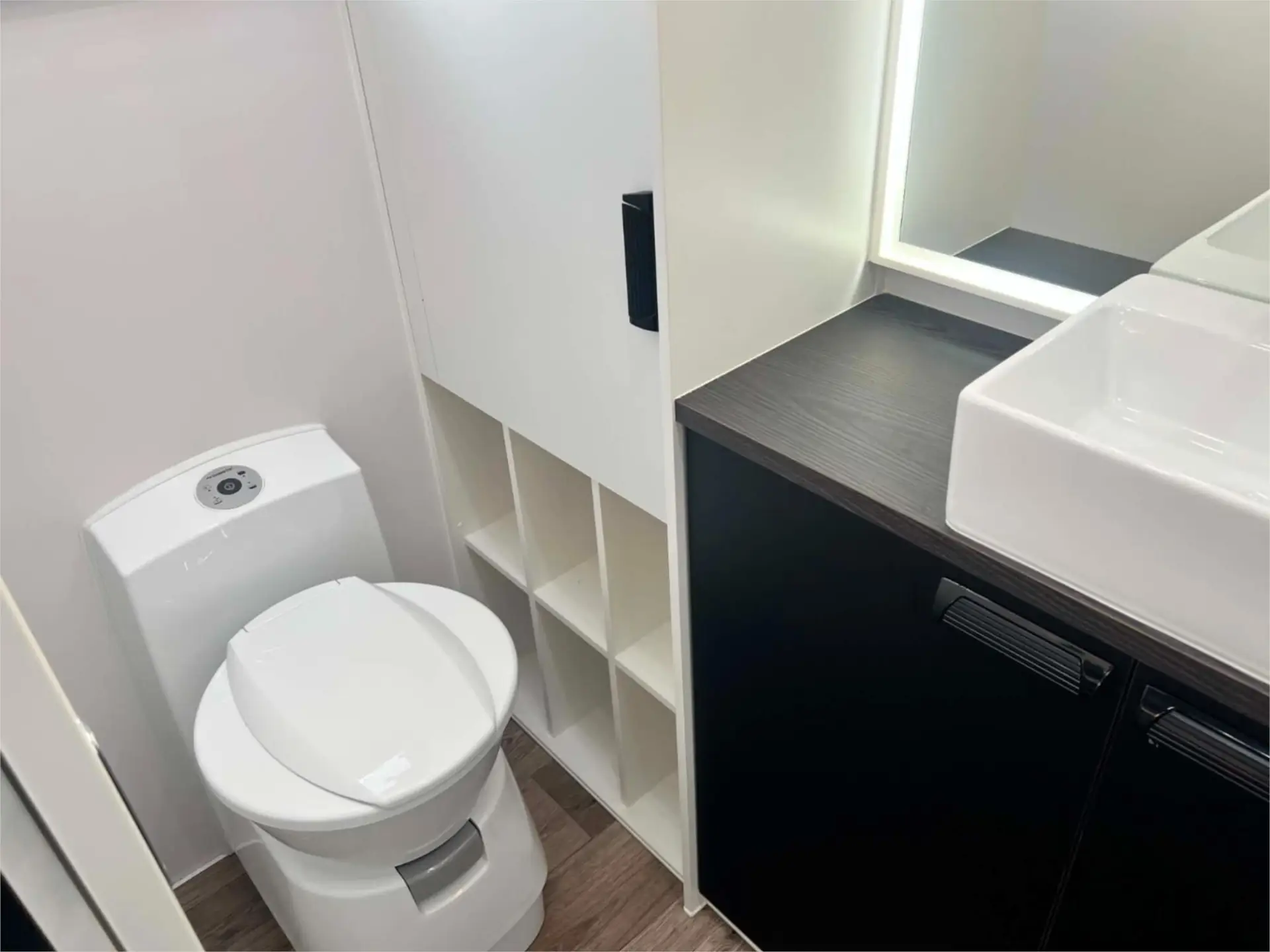 https://media-caravea.syd1.digitaloceanspaces.com/caravans/95EIC22181/exterior-9.webp