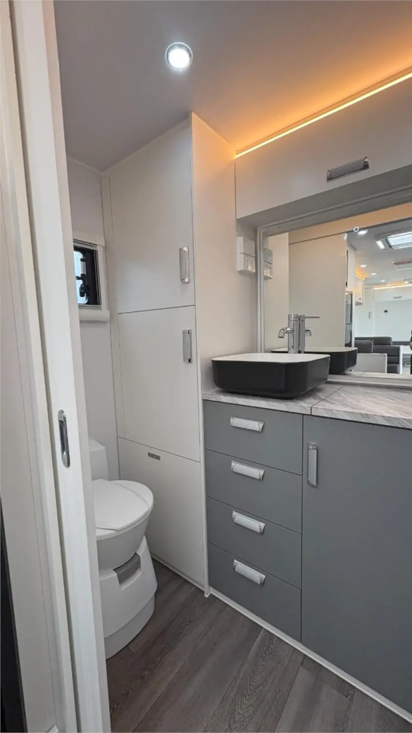 https://media-caravea.syd1.digitaloceanspaces.com/caravans/95EIC22182/exterior-10.webp