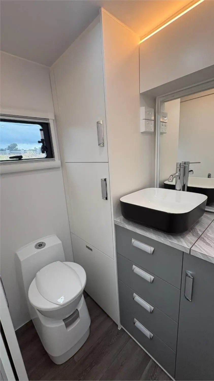 https://media-caravea.syd1.digitaloceanspaces.com/caravans/95EIC22182/exterior-12.webp