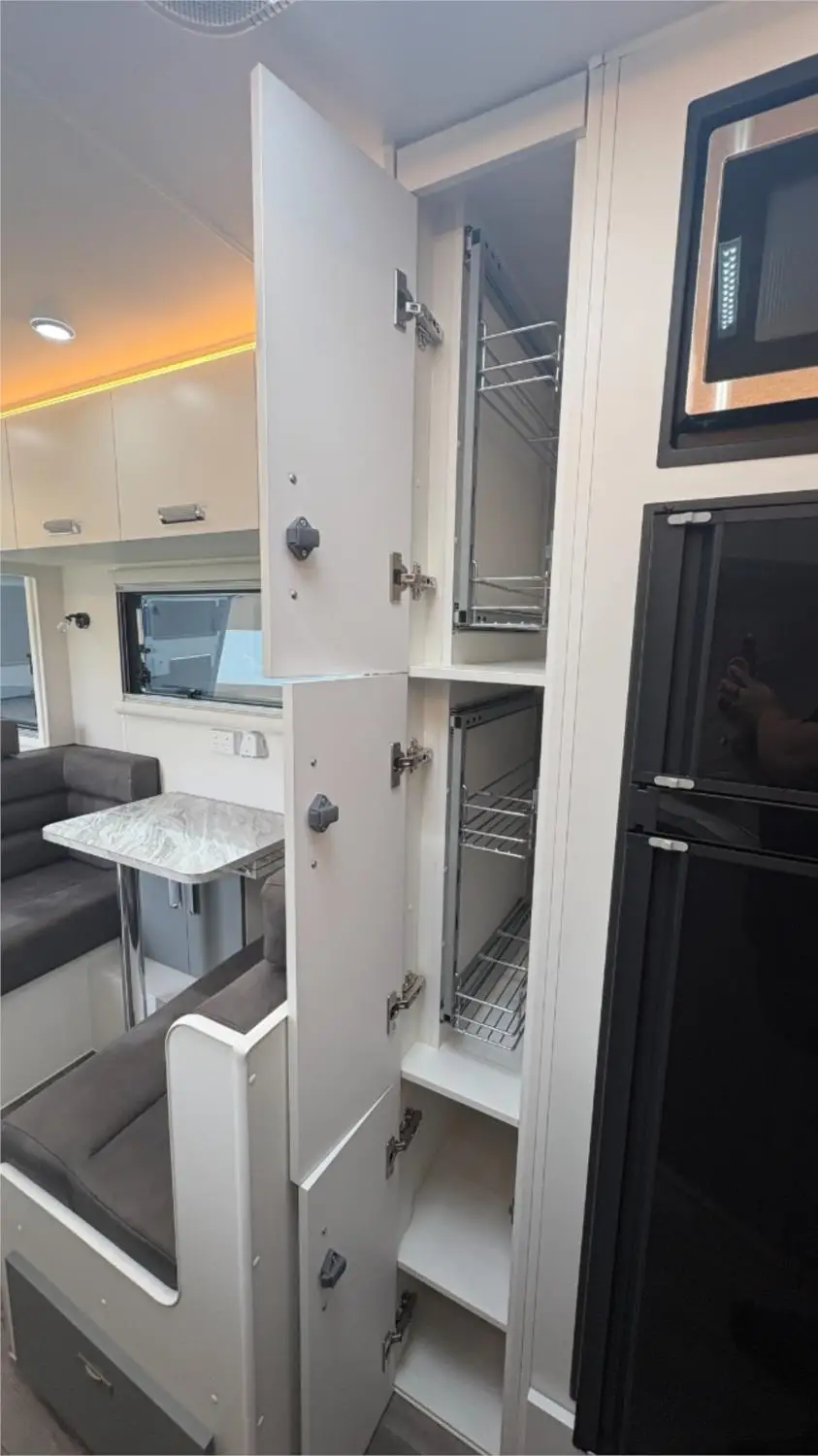 https://media-caravea.syd1.digitaloceanspaces.com/caravans/95EIC22182/exterior-14.webp