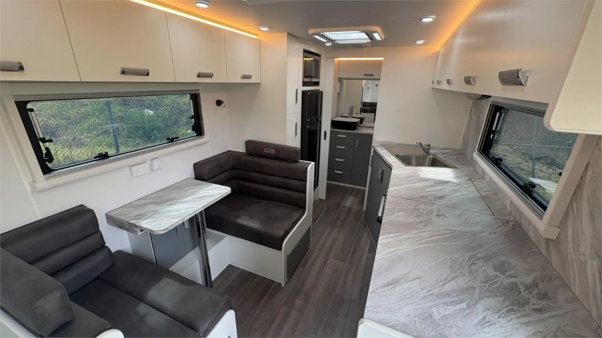 https://media-caravea.syd1.digitaloceanspaces.com/caravans/95EIC22182/exterior-2.webp