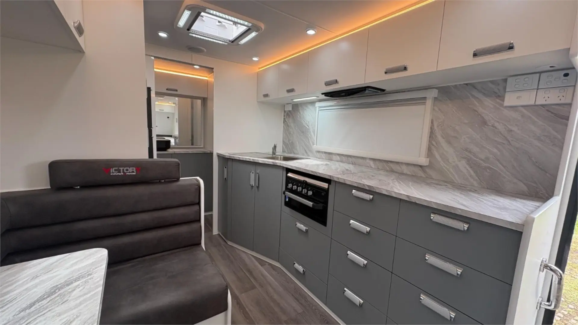 https://media-caravea.syd1.digitaloceanspaces.com/caravans/95EIC22182/exterior-7.webp