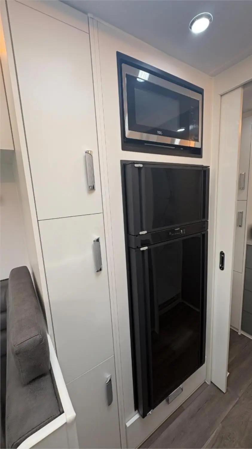https://media-caravea.syd1.digitaloceanspaces.com/caravans/95EIC22182/exterior-9.webp