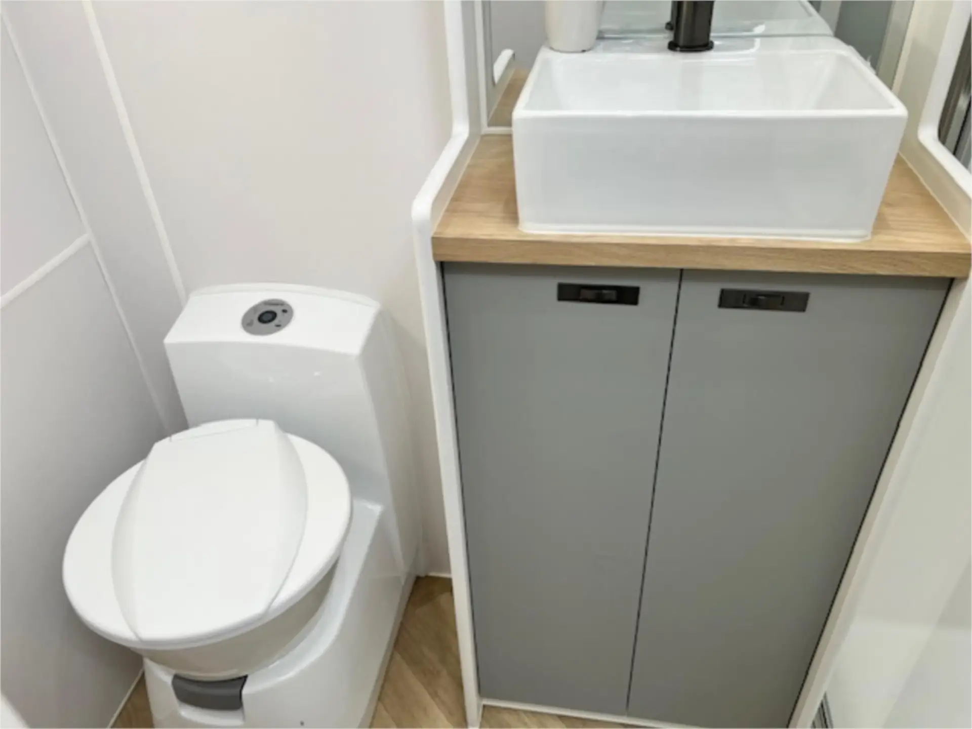 https://media-caravea.syd1.digitaloceanspaces.com/caravans/95EIC22183/exterior-1.webp