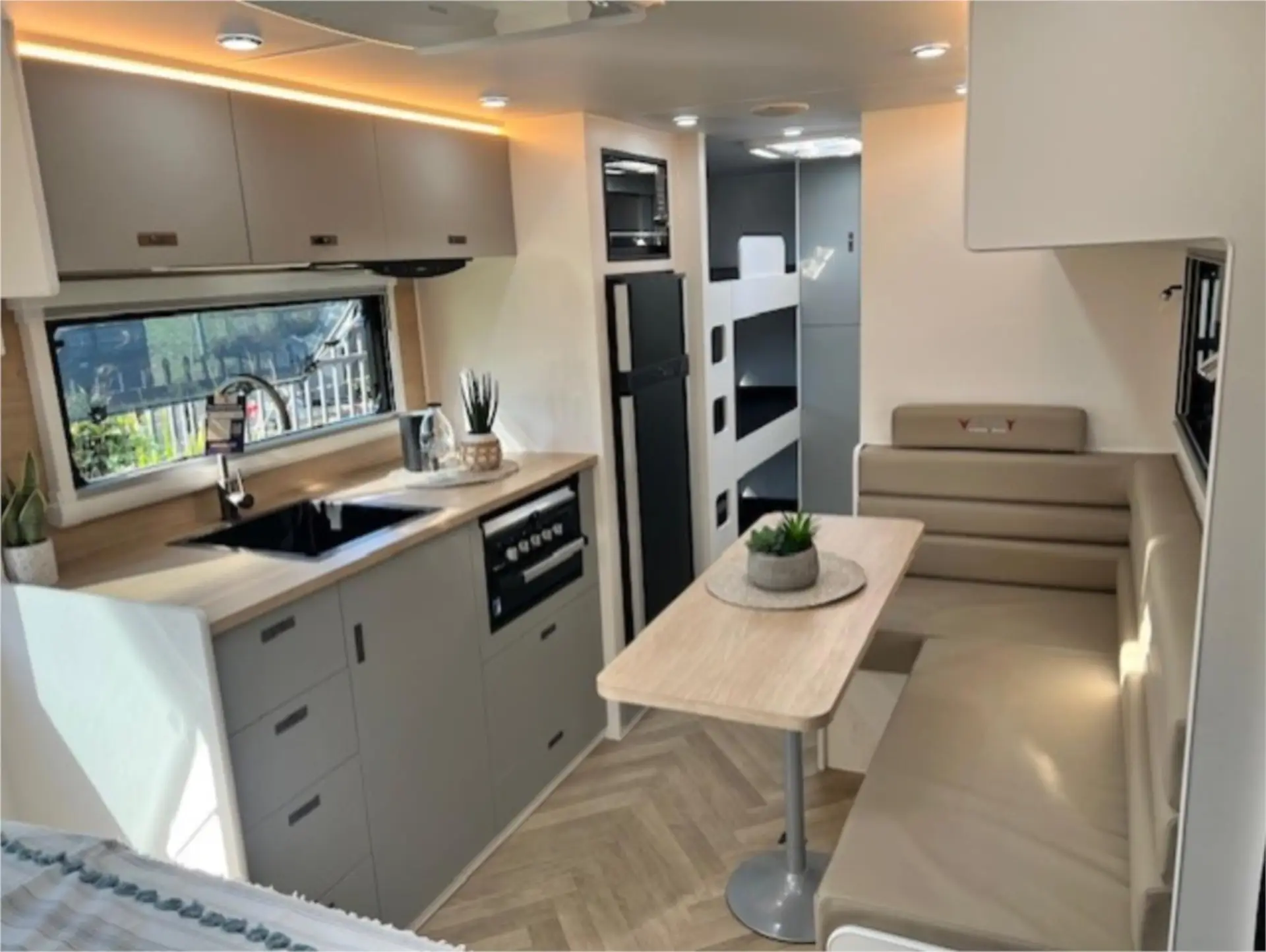 https://media-caravea.syd1.digitaloceanspaces.com/caravans/95EIC22183/exterior-13.webp