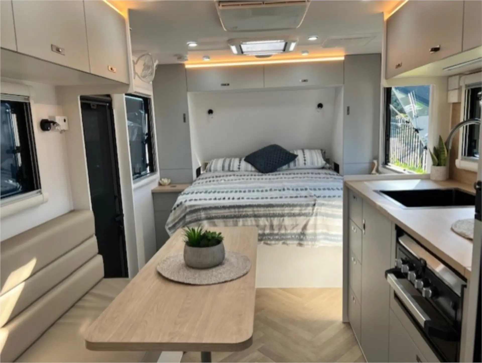 https://media-caravea.syd1.digitaloceanspaces.com/caravans/95EIC22183/exterior-14.webp