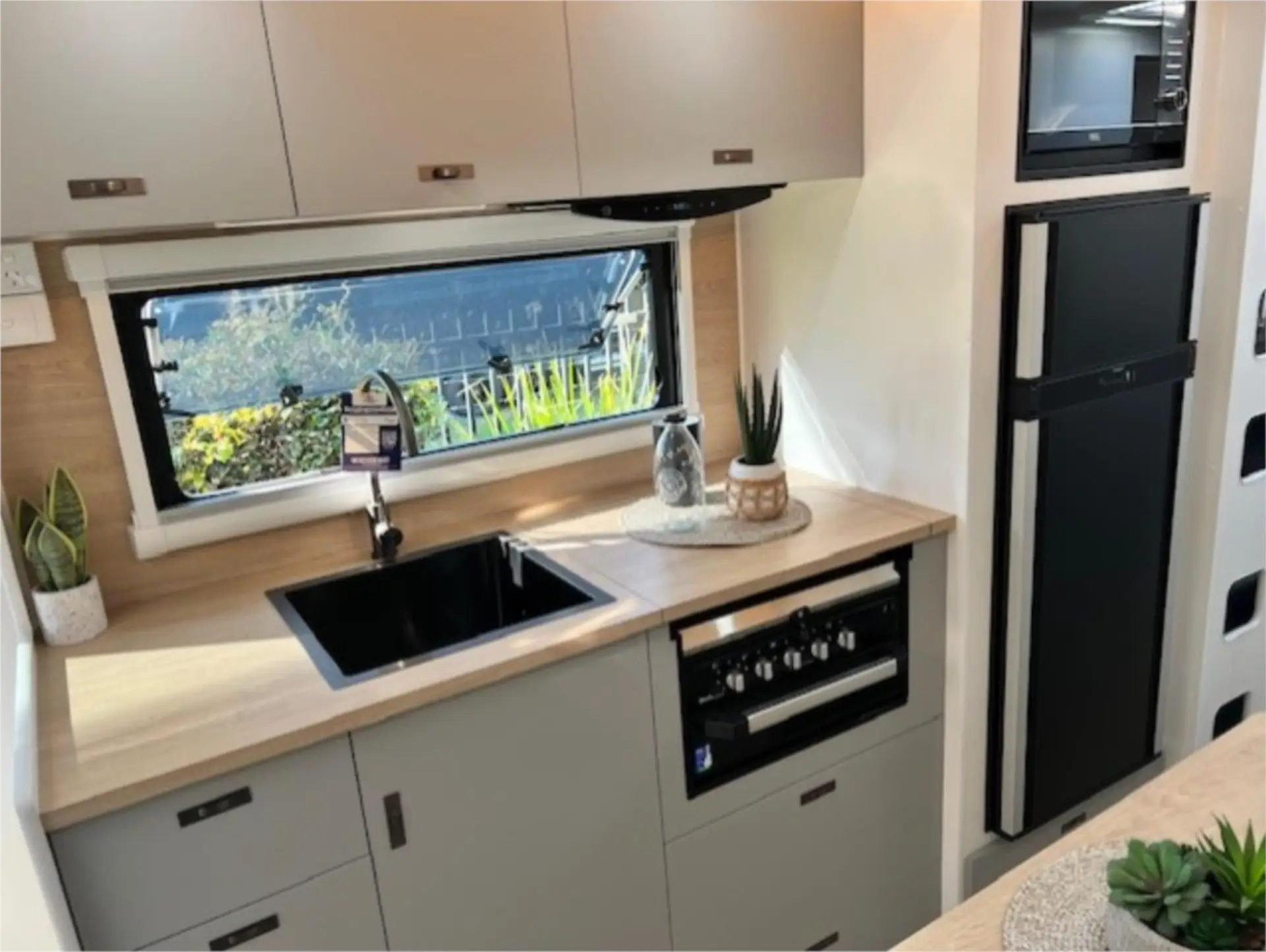 https://media-caravea.syd1.digitaloceanspaces.com/caravans/95EIC22183/exterior-17.webp