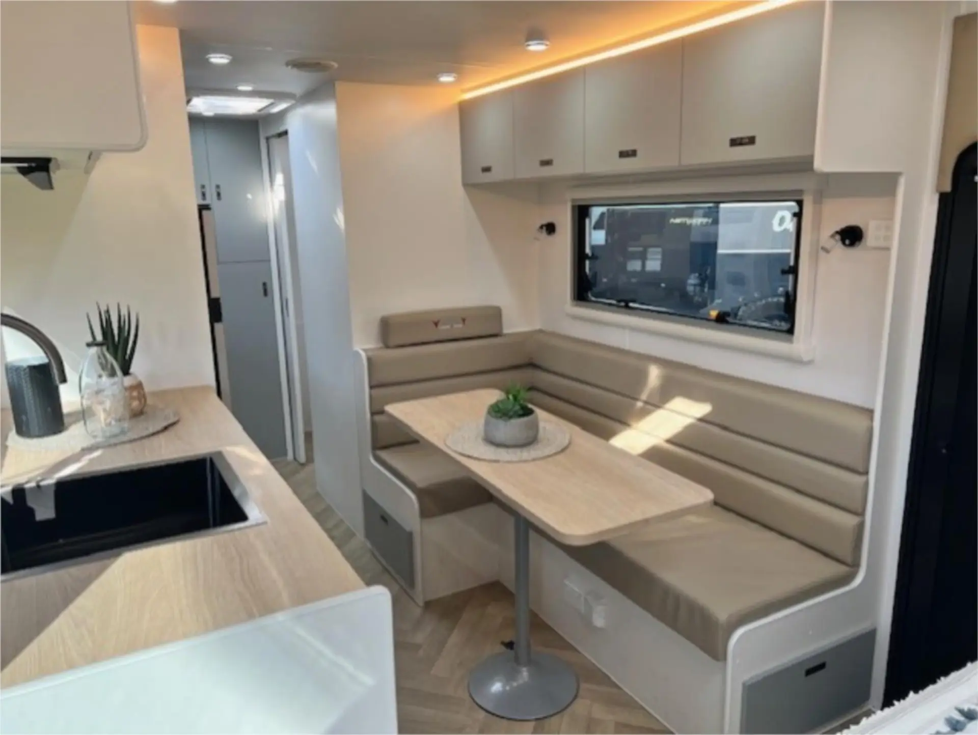 https://media-caravea.syd1.digitaloceanspaces.com/caravans/95EIC22183/exterior-19.webp