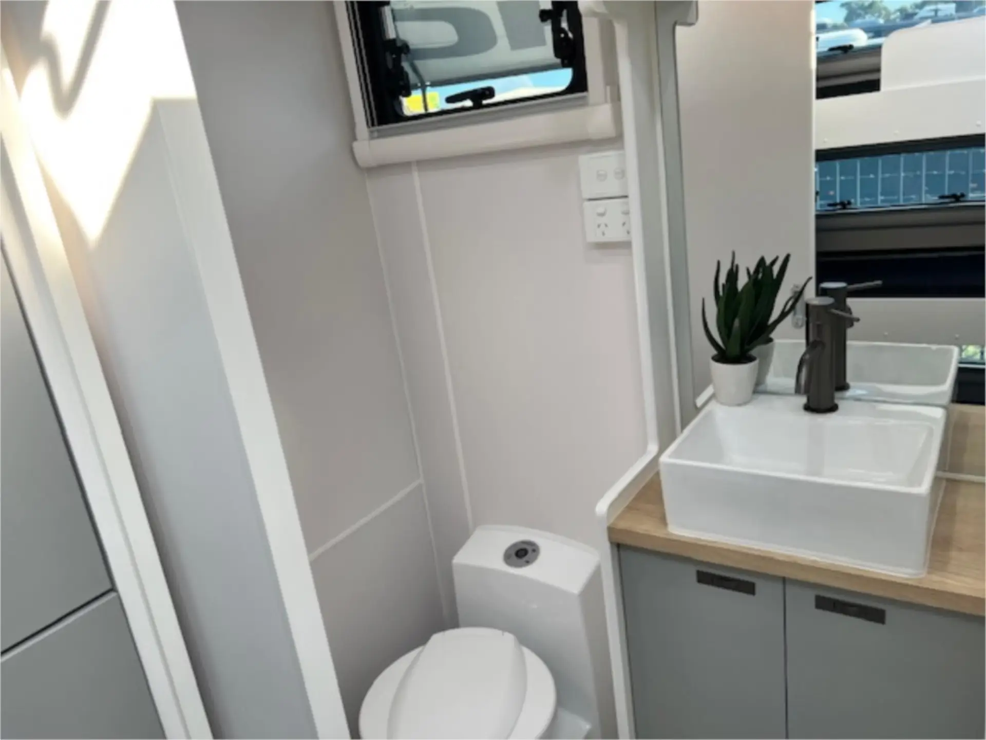 https://media-caravea.syd1.digitaloceanspaces.com/caravans/95EIC22183/exterior-2.webp