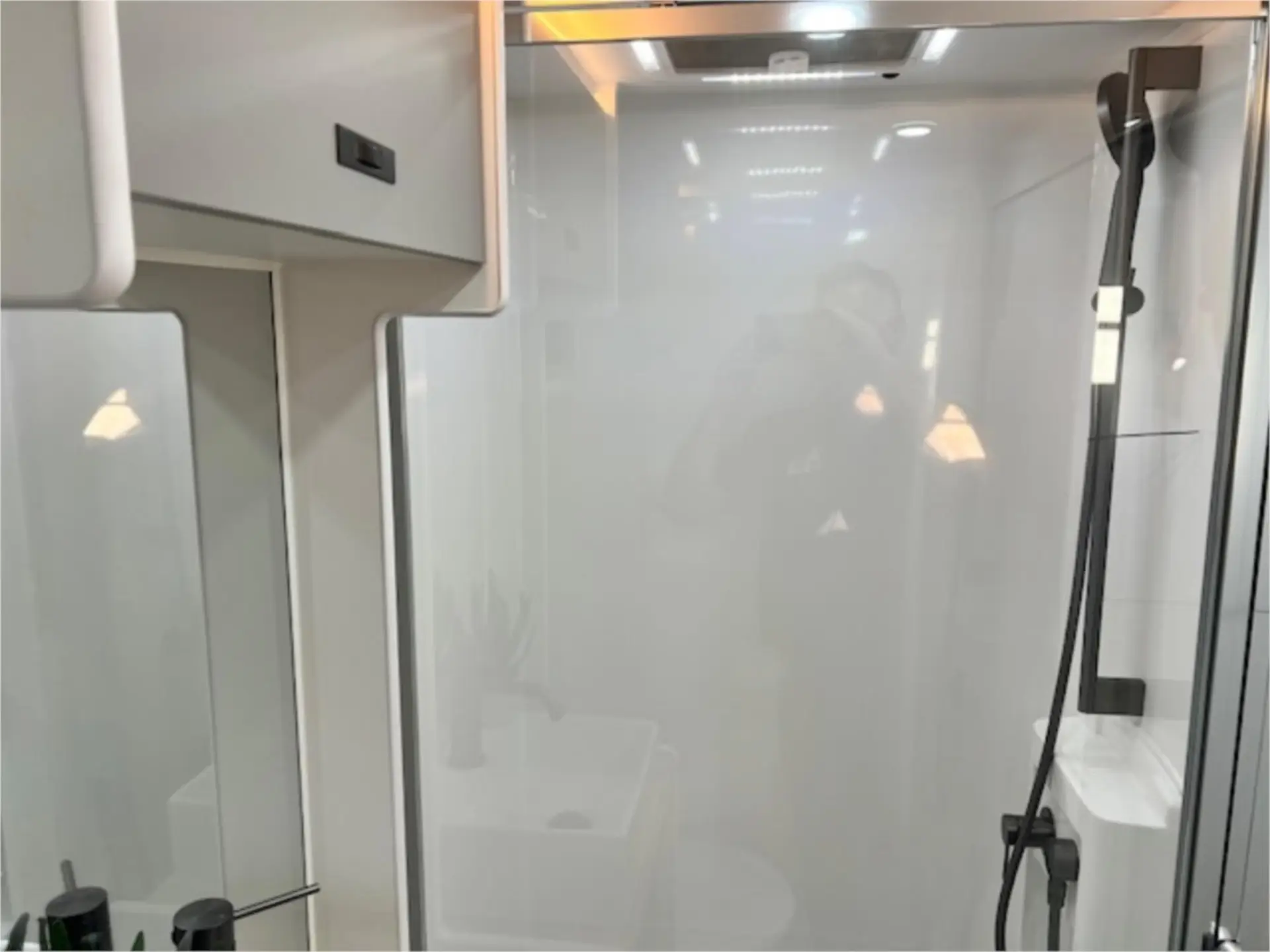 https://media-caravea.syd1.digitaloceanspaces.com/caravans/95EIC22183/exterior-3.webp
