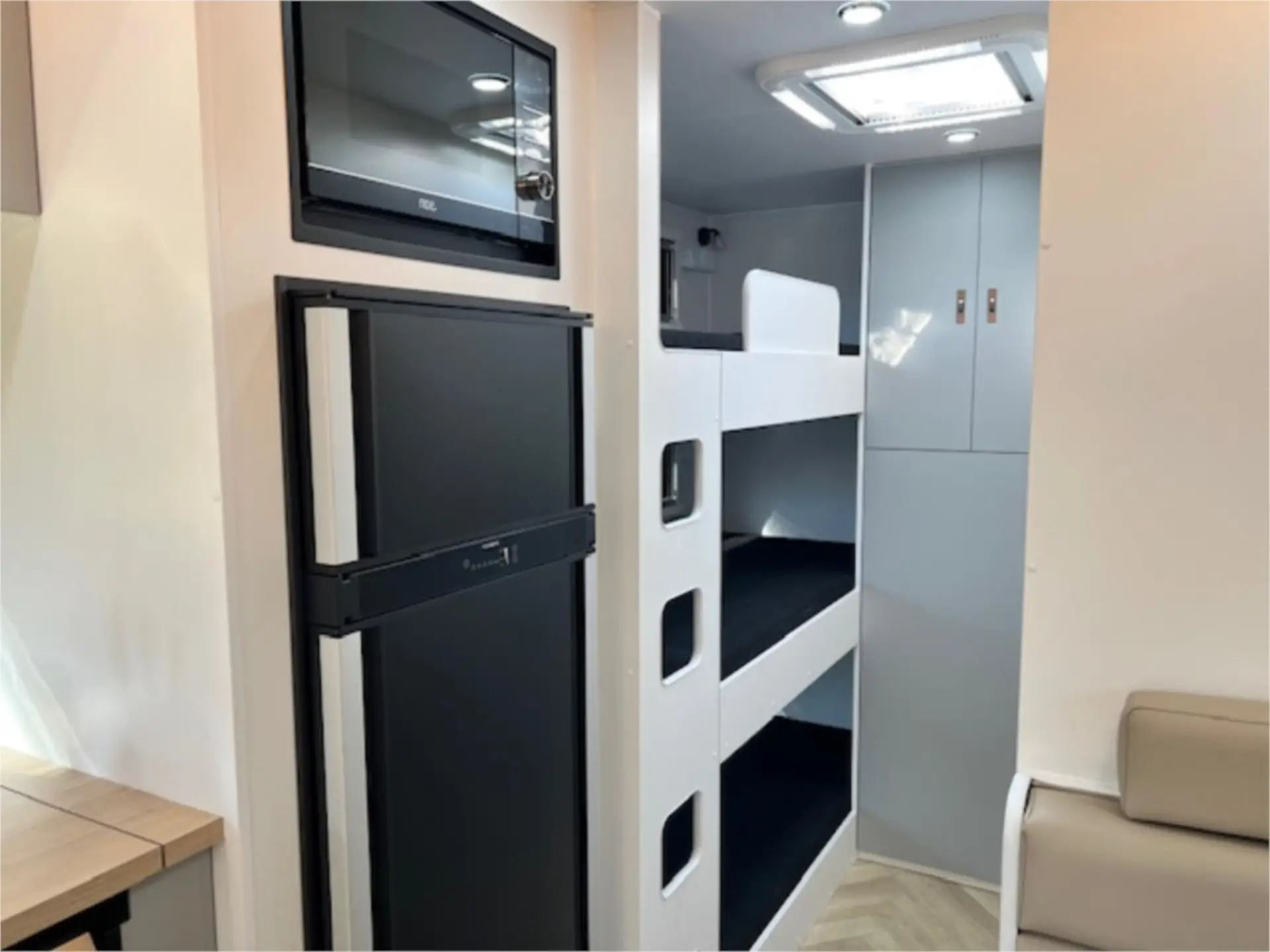 https://media-caravea.syd1.digitaloceanspaces.com/caravans/95EIC22183/exterior-4.webp