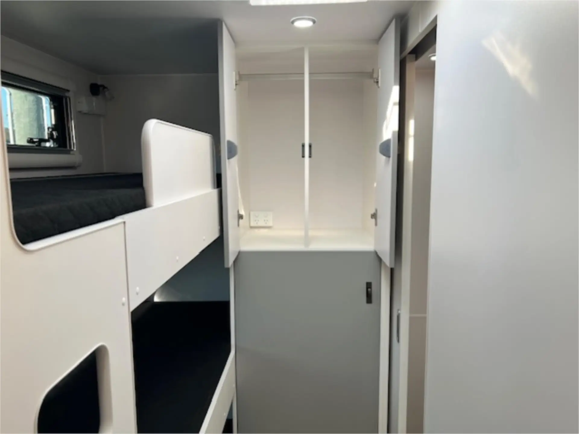 https://media-caravea.syd1.digitaloceanspaces.com/caravans/95EIC22183/exterior-5.webp