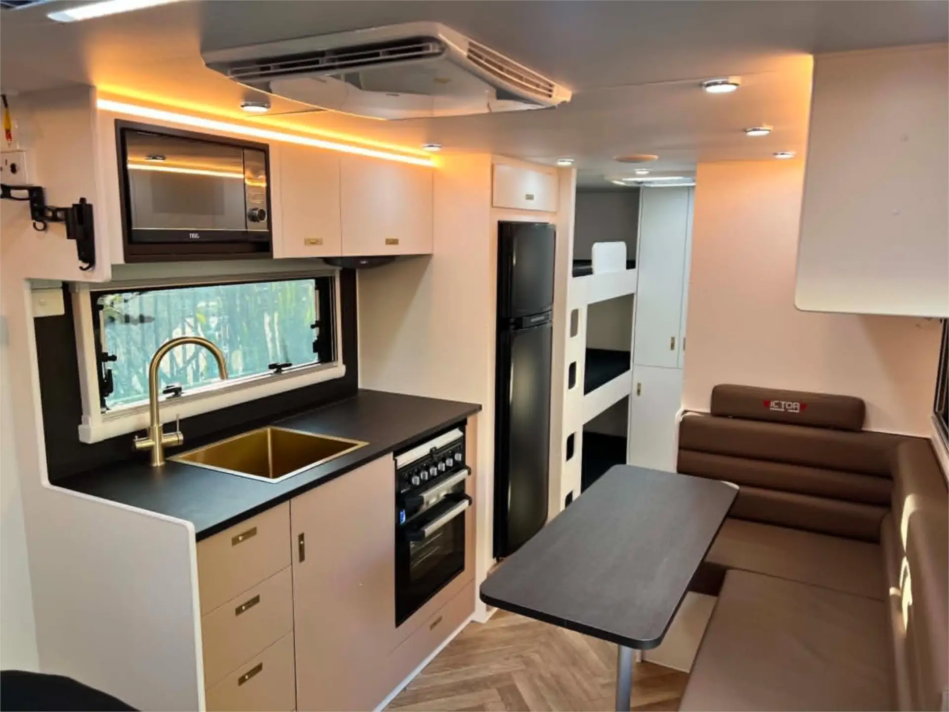 https://media-caravea.syd1.digitaloceanspaces.com/caravans/95EIC22184/exterior-17.webp