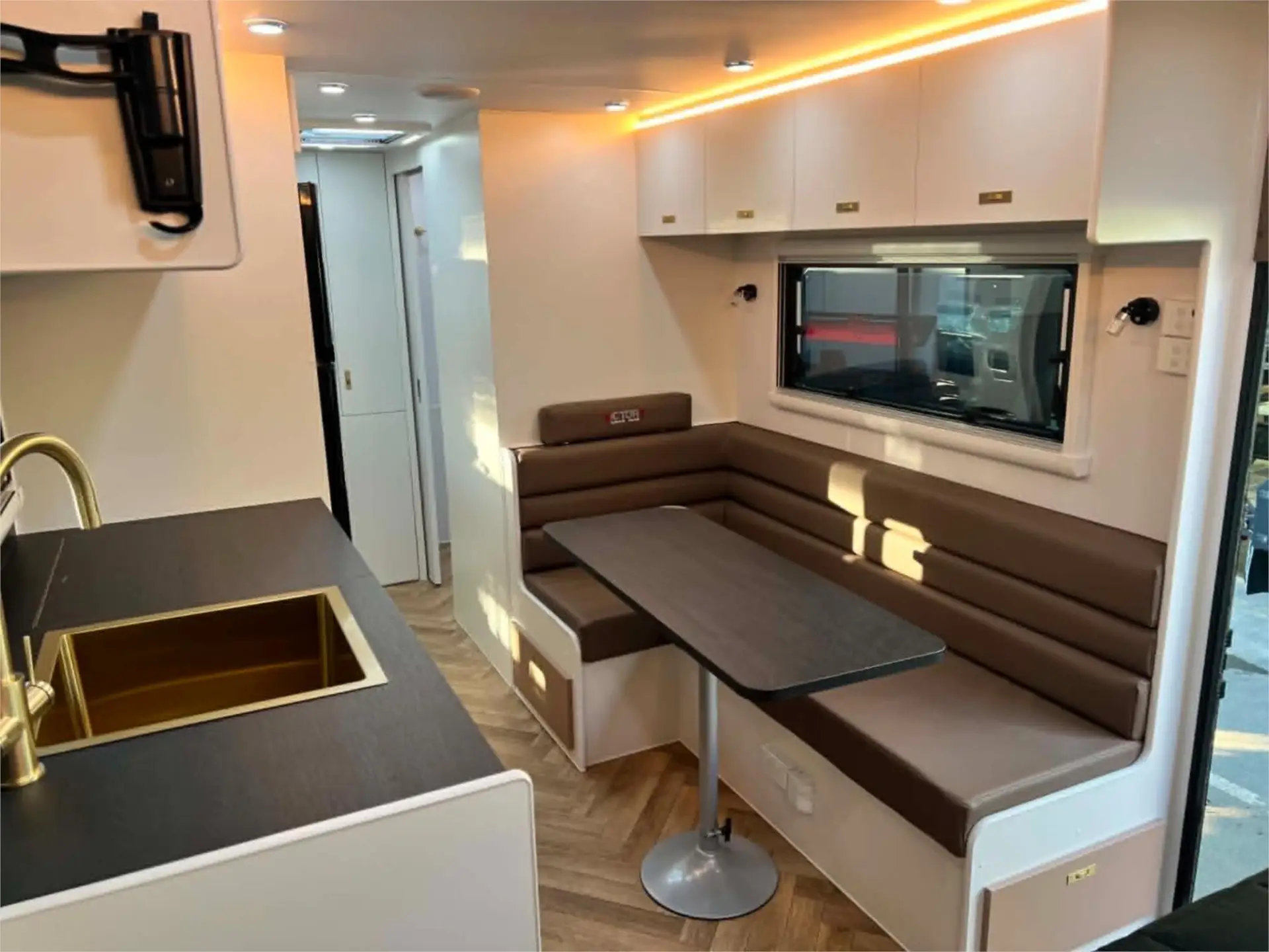 https://media-caravea.syd1.digitaloceanspaces.com/caravans/95EIC22184/exterior-18.webp