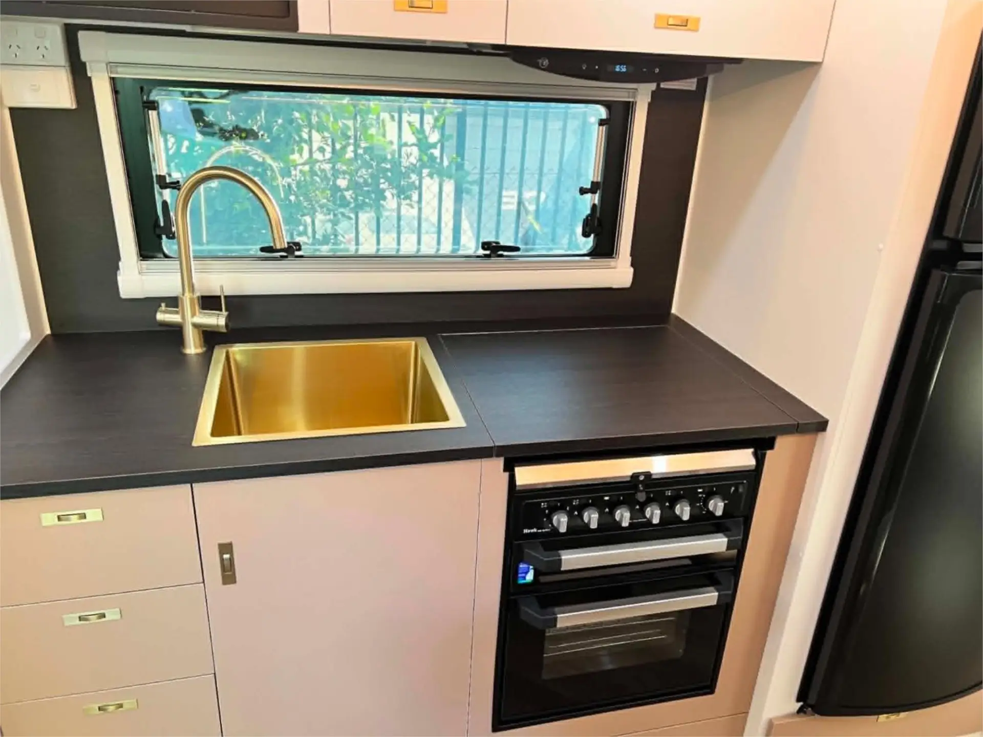 https://media-caravea.syd1.digitaloceanspaces.com/caravans/95EIC22184/exterior-2.webp