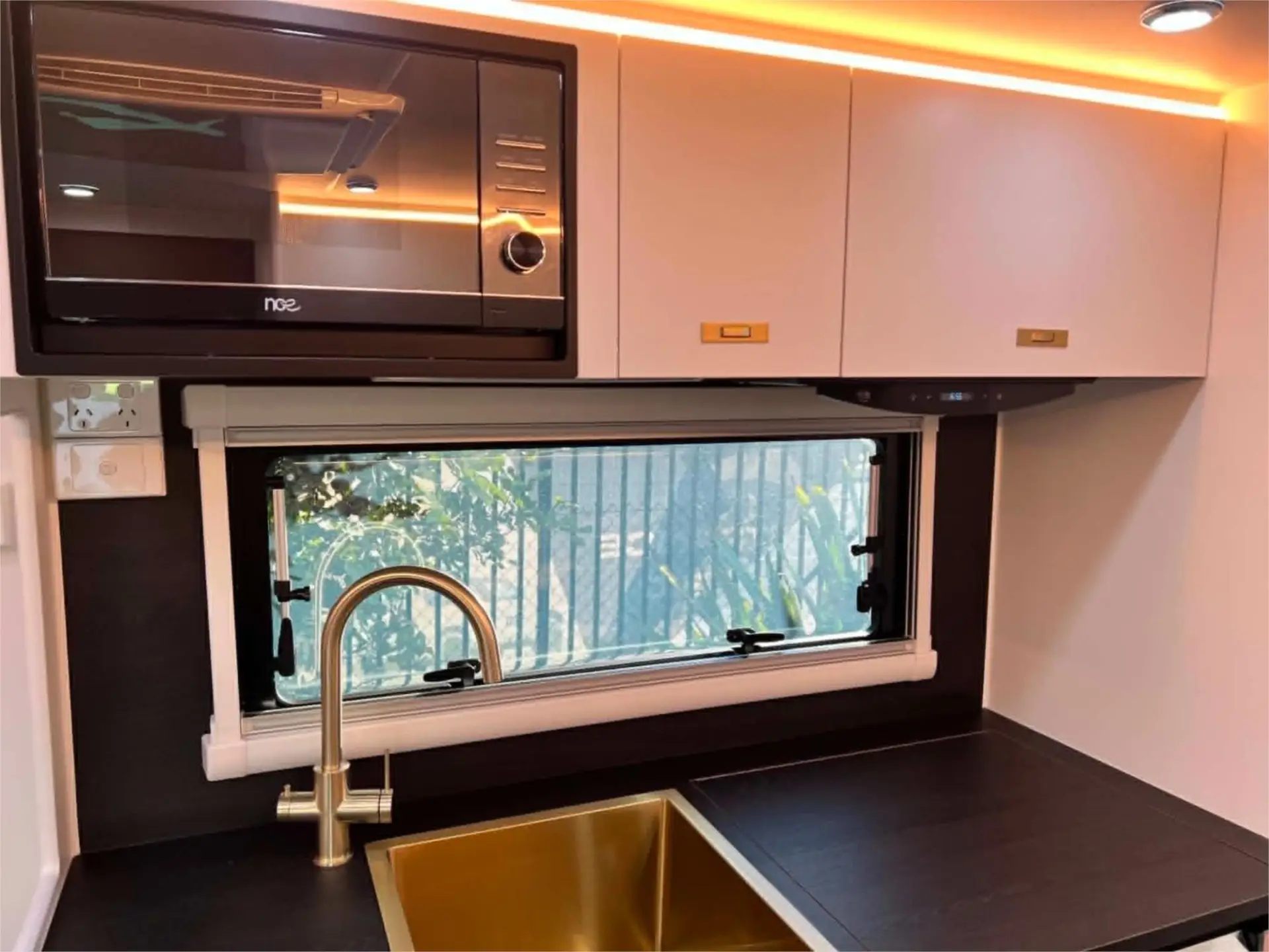 https://media-caravea.syd1.digitaloceanspaces.com/caravans/95EIC22184/exterior-3.webp