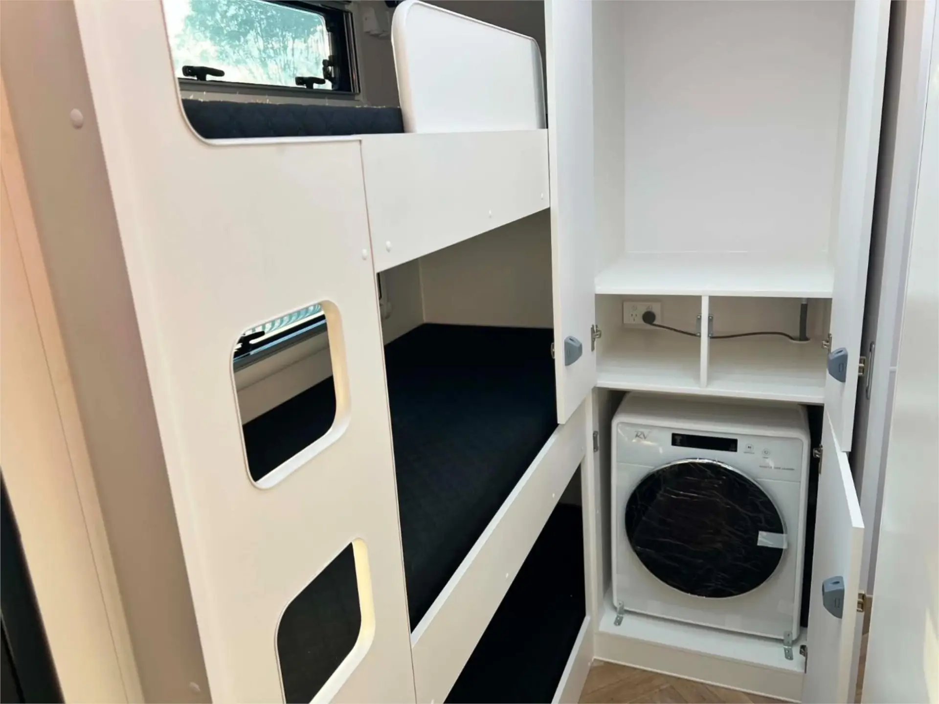 https://media-caravea.syd1.digitaloceanspaces.com/caravans/95EIC22184/exterior-6.webp