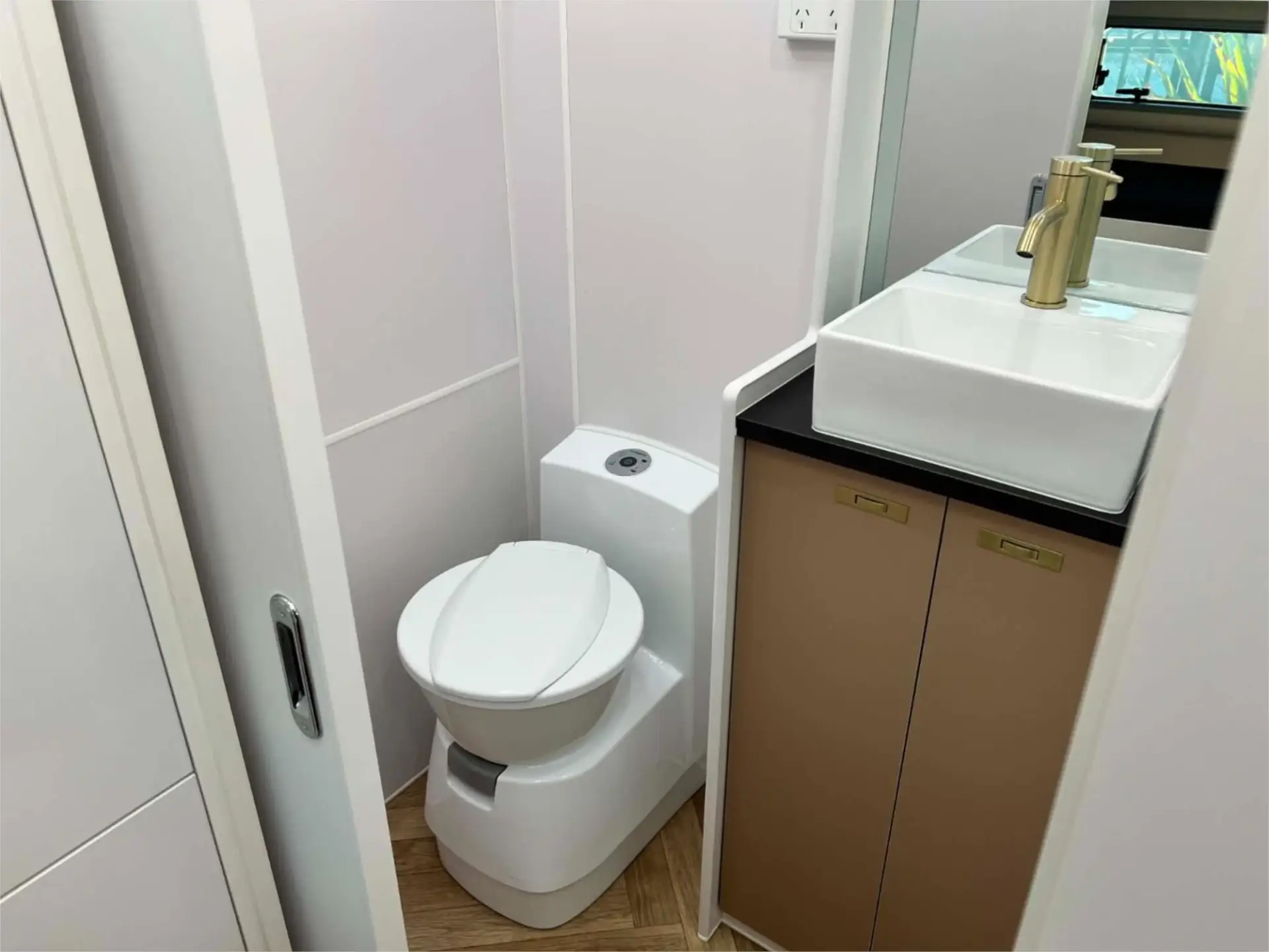 https://media-caravea.syd1.digitaloceanspaces.com/caravans/95EIC22184/exterior-7.webp