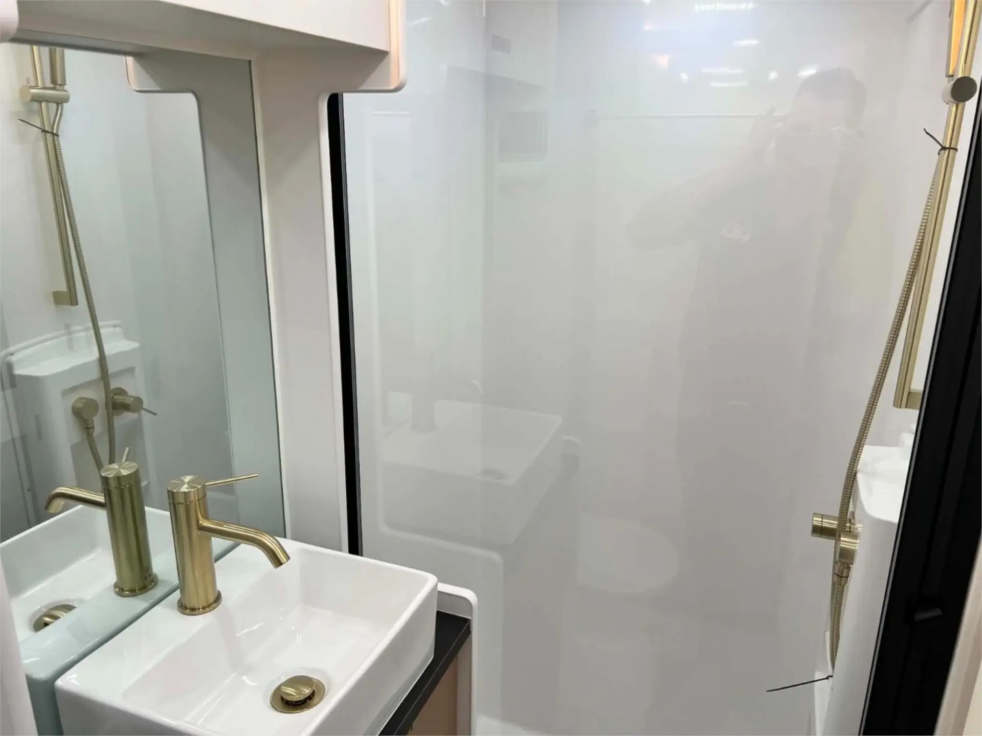 https://media-caravea.syd1.digitaloceanspaces.com/caravans/95EIC22184/exterior-8.webp