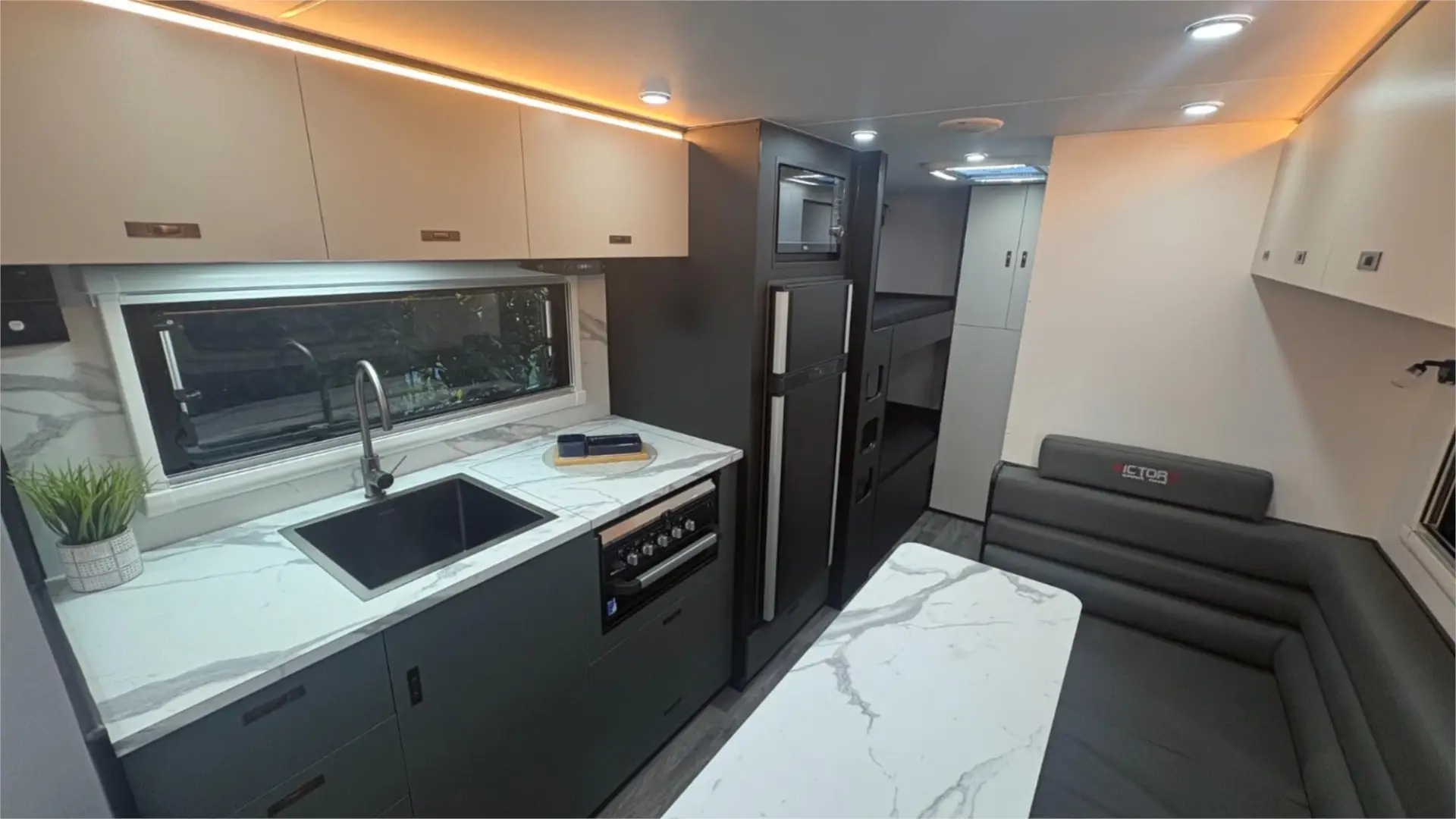 https://media-caravea.syd1.digitaloceanspaces.com/caravans/95EIC22185/exterior-11.webp