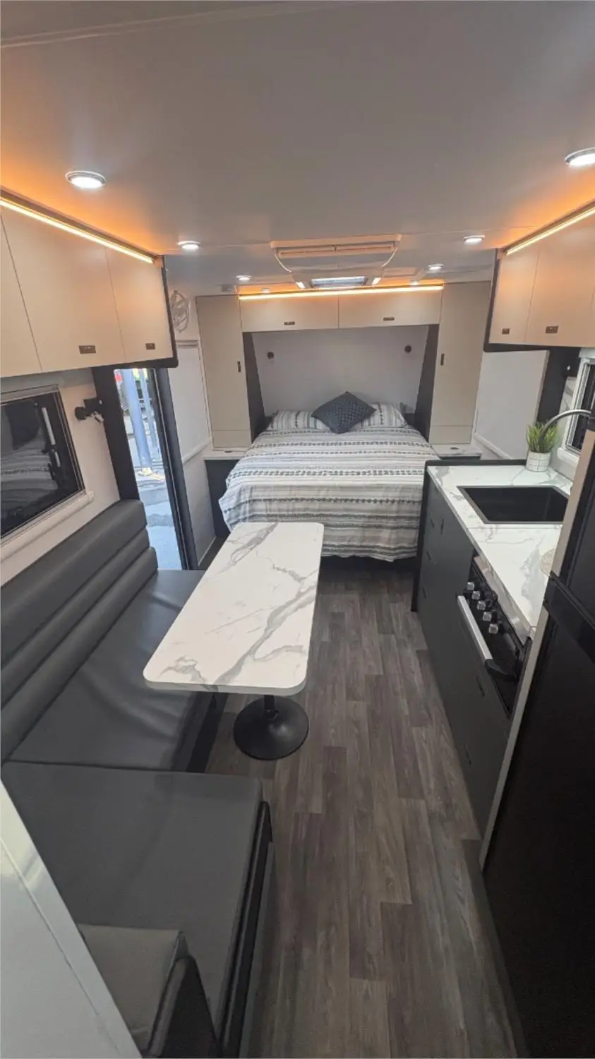 https://media-caravea.syd1.digitaloceanspaces.com/caravans/95EIC22185/exterior-21.webp