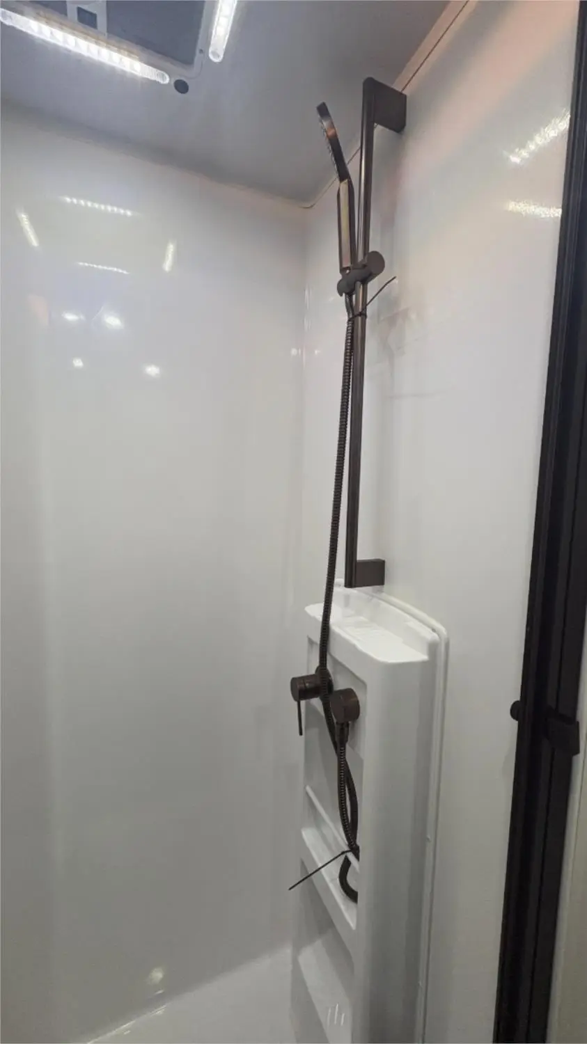 https://media-caravea.syd1.digitaloceanspaces.com/caravans/95EIC22185/exterior-22.webp