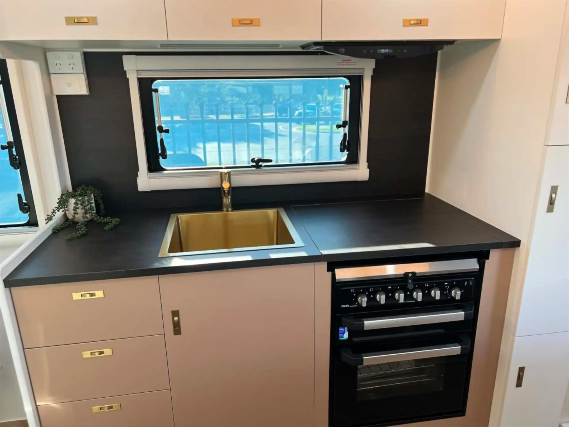 https://media-caravea.syd1.digitaloceanspaces.com/caravans/95EIC22186/exterior-10.webp