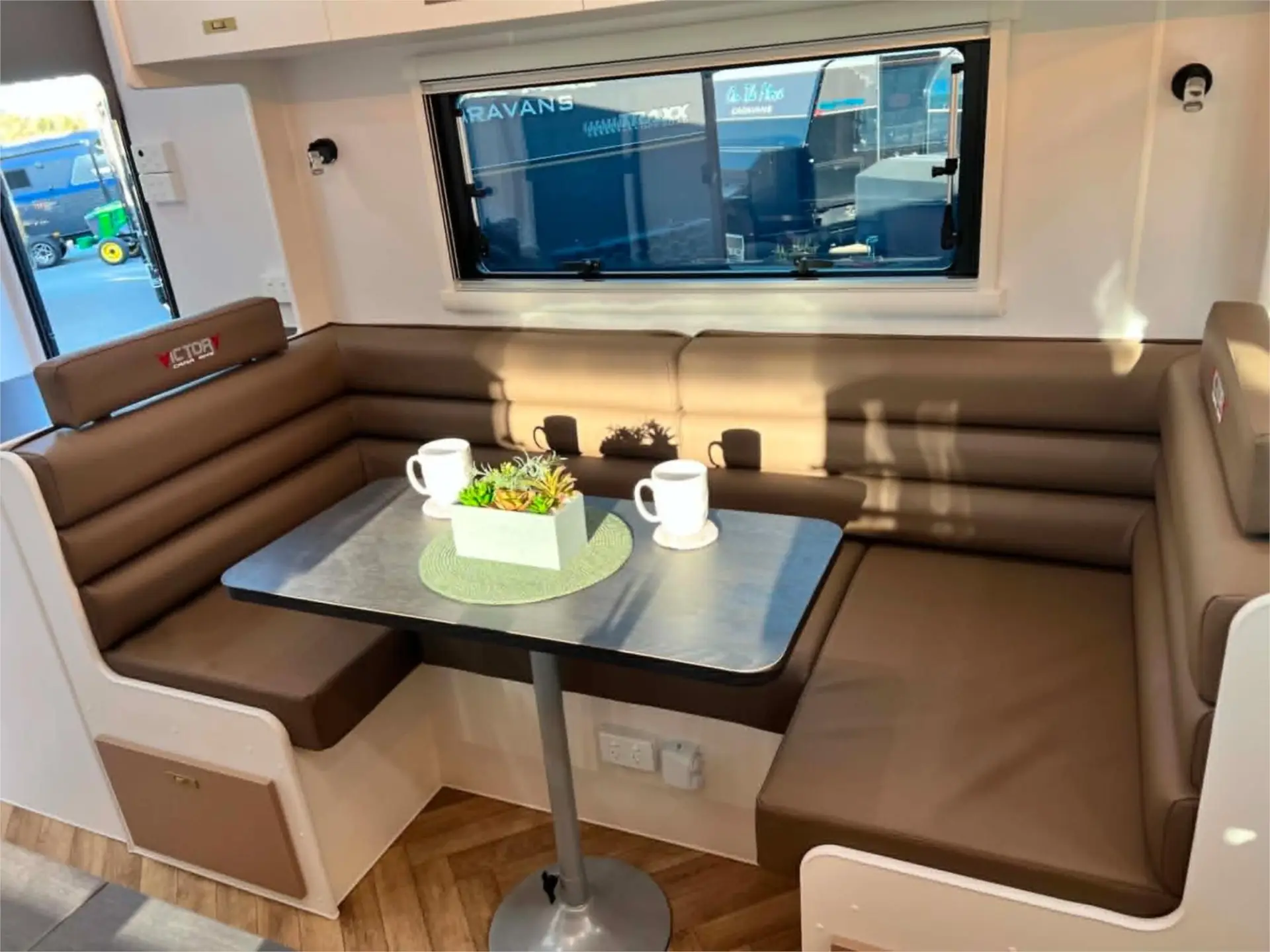 https://media-caravea.syd1.digitaloceanspaces.com/caravans/95EIC22186/exterior-12.webp