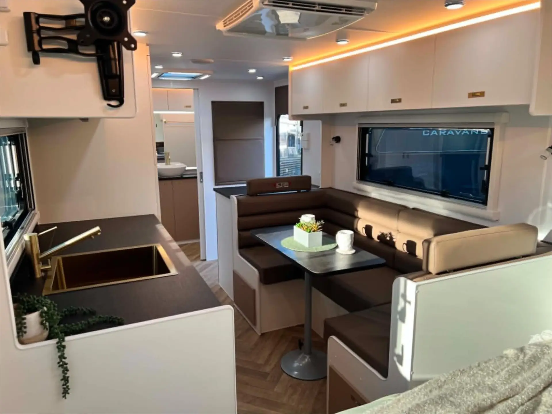 https://media-caravea.syd1.digitaloceanspaces.com/caravans/95EIC22186/exterior-13.webp