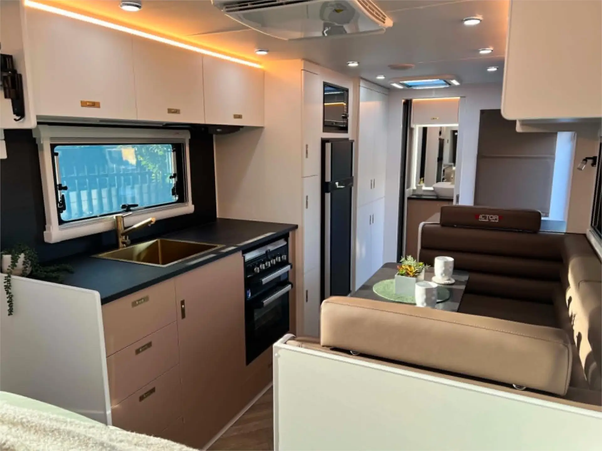 https://media-caravea.syd1.digitaloceanspaces.com/caravans/95EIC22186/exterior-14.webp