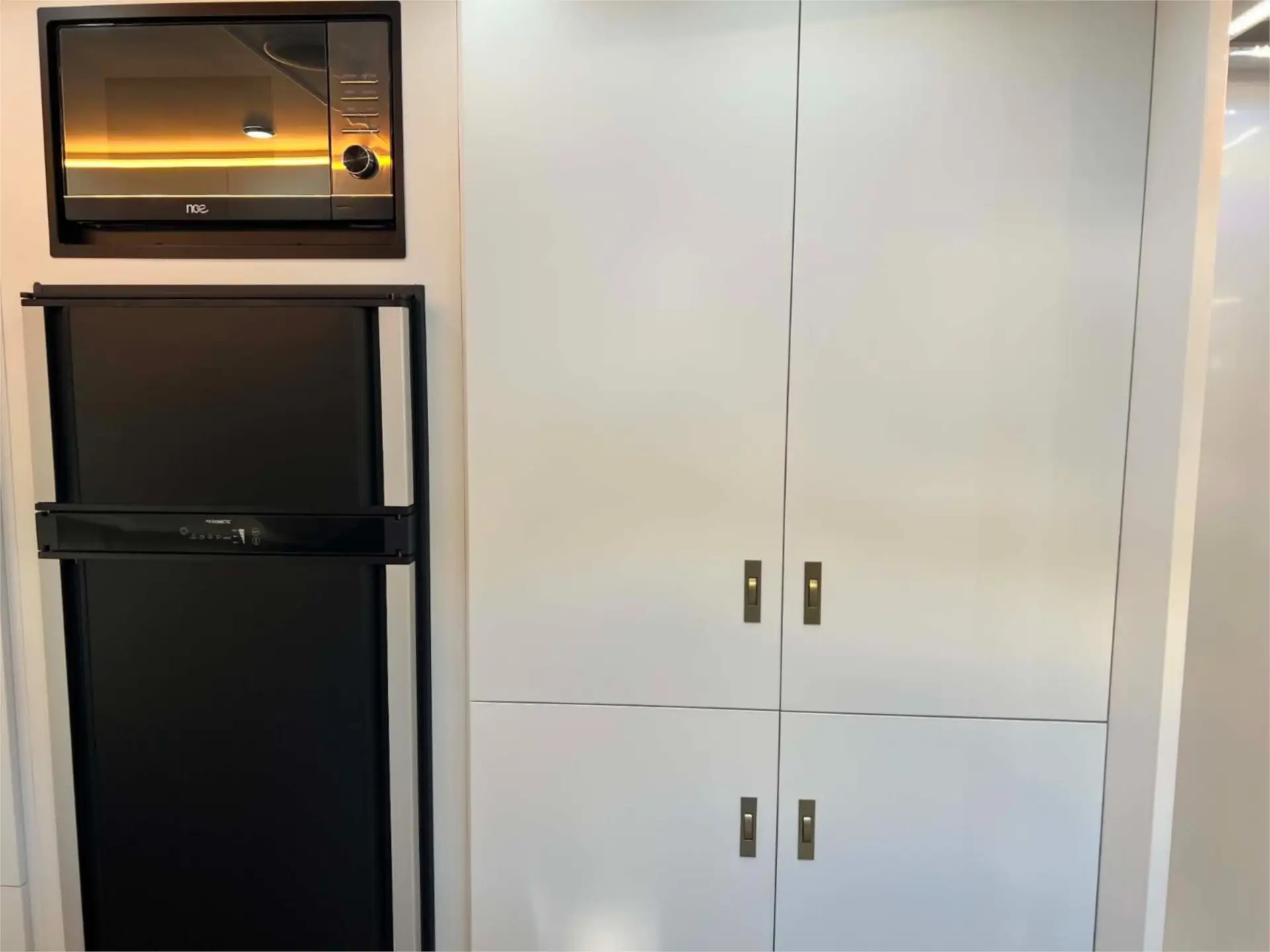 https://media-caravea.syd1.digitaloceanspaces.com/caravans/95EIC22186/exterior-7.webp