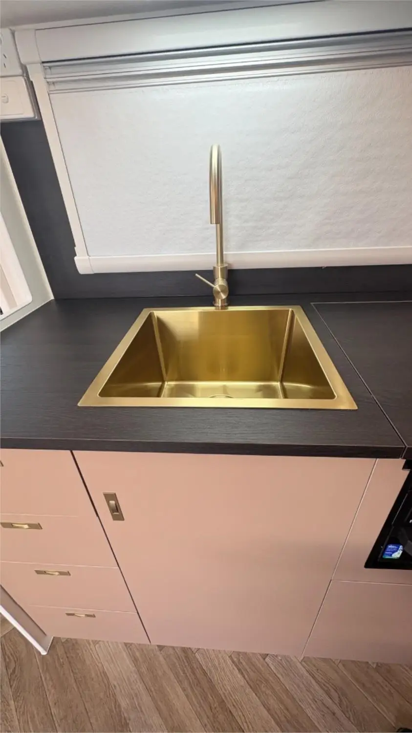 https://media-caravea.syd1.digitaloceanspaces.com/caravans/95EIC22284/exterior-14.webp