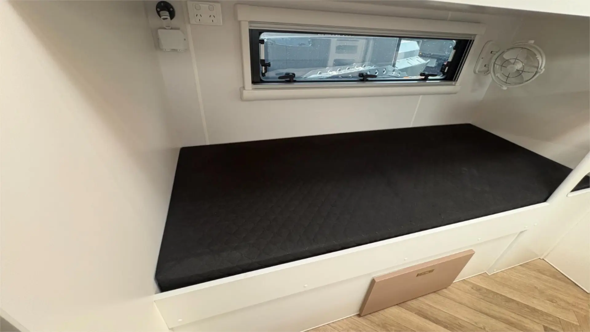 https://media-caravea.syd1.digitaloceanspaces.com/caravans/95EIC22284/exterior-15.webp