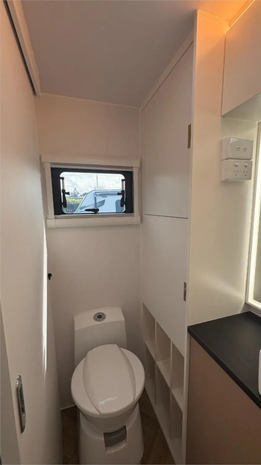 https://media-caravea.syd1.digitaloceanspaces.com/caravans/95EIC22284/exterior-19.webp