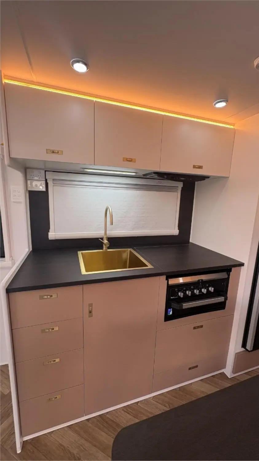 https://media-caravea.syd1.digitaloceanspaces.com/caravans/95EIC22284/exterior-3.webp