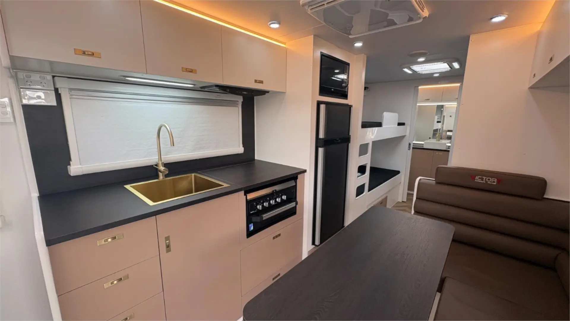 https://media-caravea.syd1.digitaloceanspaces.com/caravans/95EIC22284/exterior-4.webp