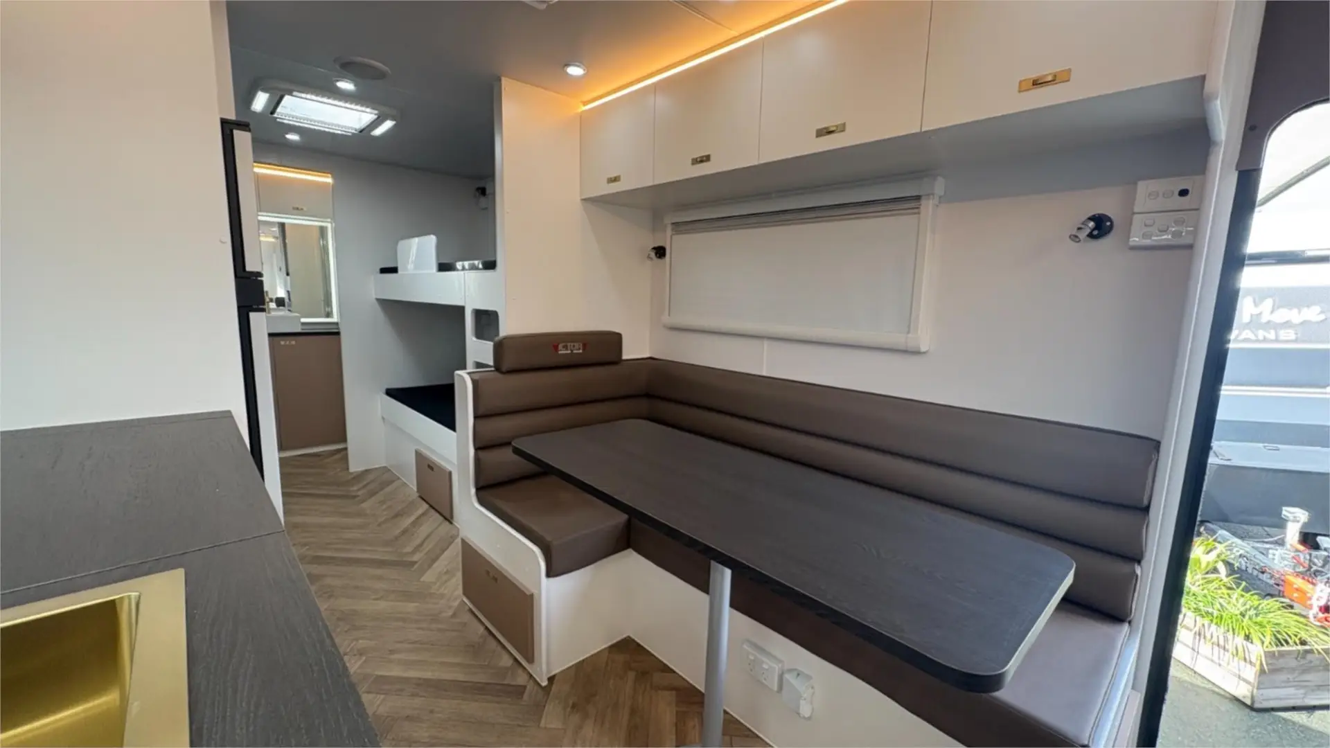 https://media-caravea.syd1.digitaloceanspaces.com/caravans/95EIC22284/exterior-5.webp