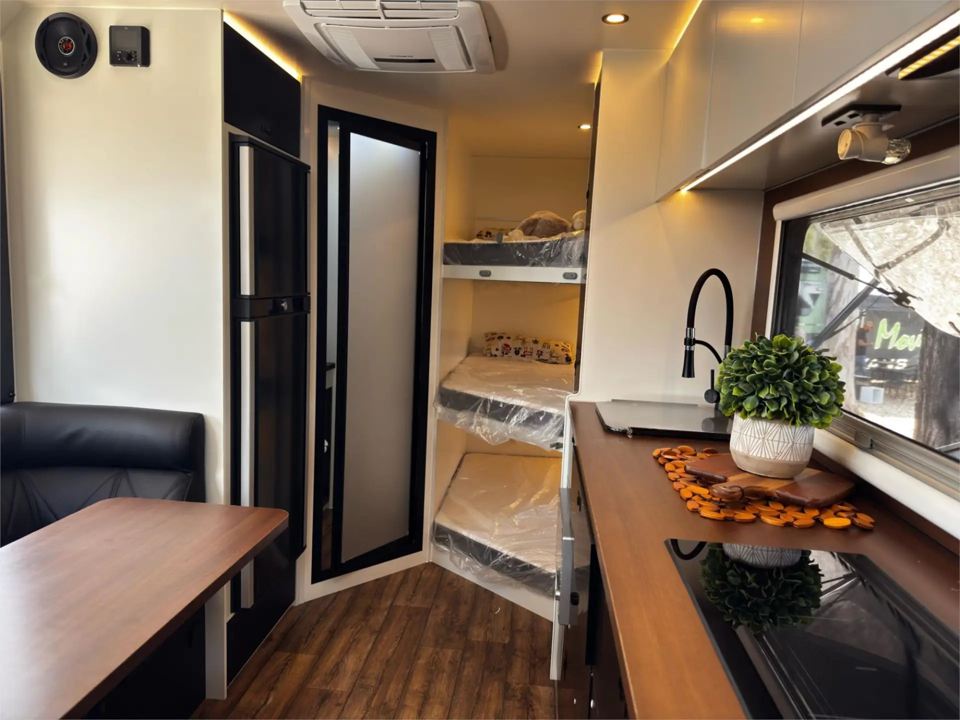 https://media-caravea.syd1.digitaloceanspaces.com/caravans/95EIC22323/exterior-1.webp