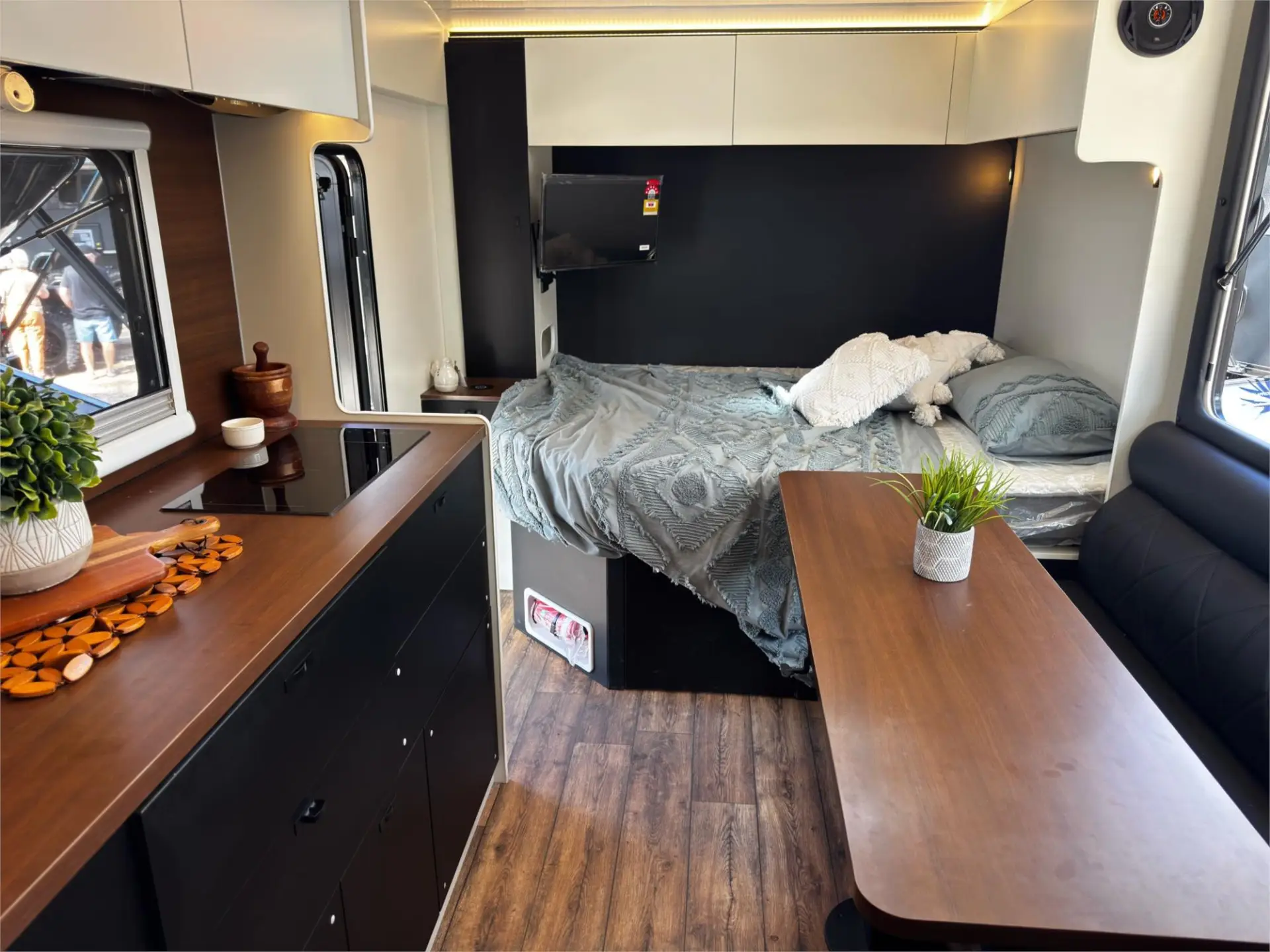 https://media-caravea.syd1.digitaloceanspaces.com/caravans/95EIC22323/exterior-11.webp