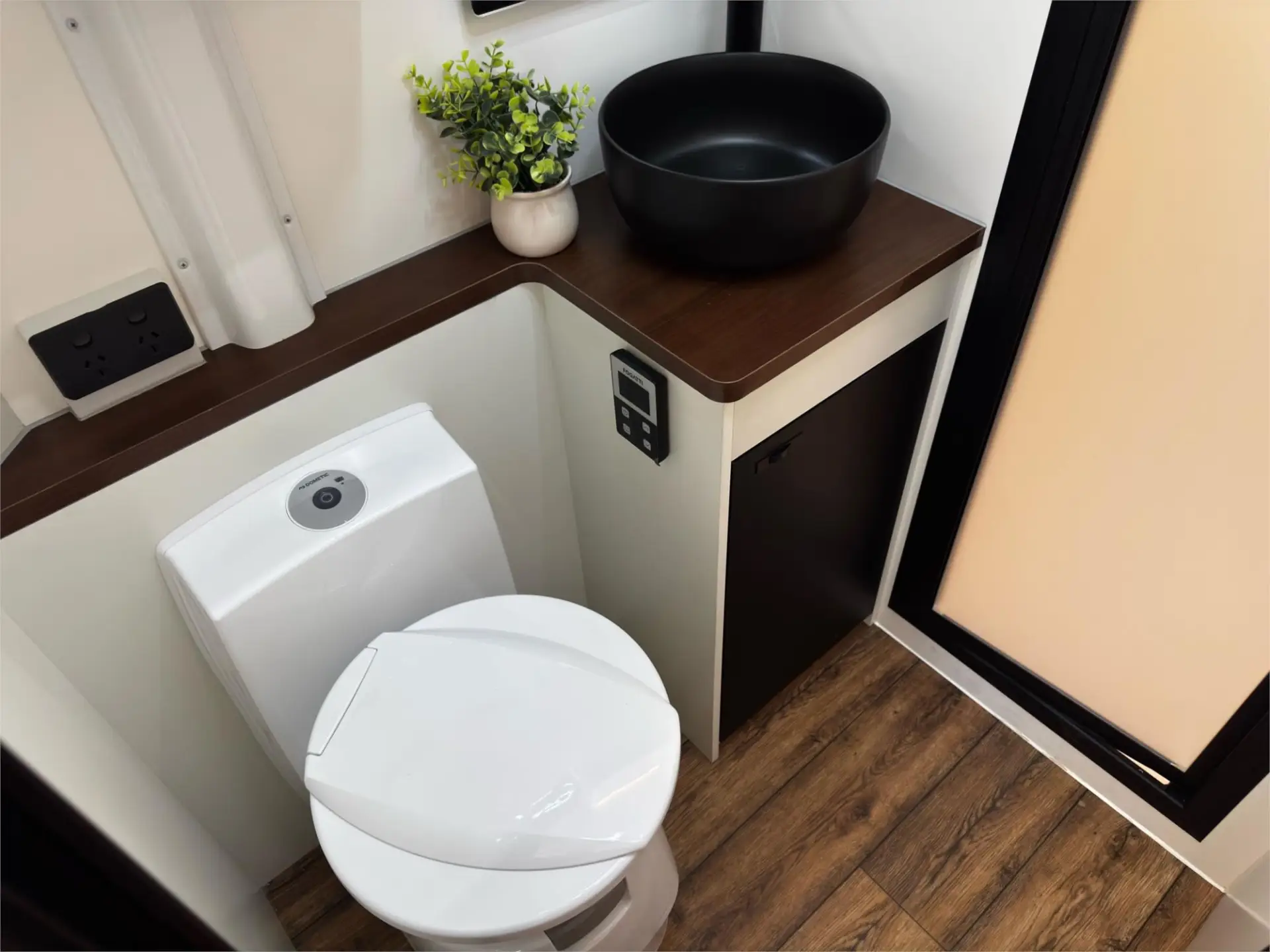 https://media-caravea.syd1.digitaloceanspaces.com/caravans/95EIC22323/exterior-2.webp