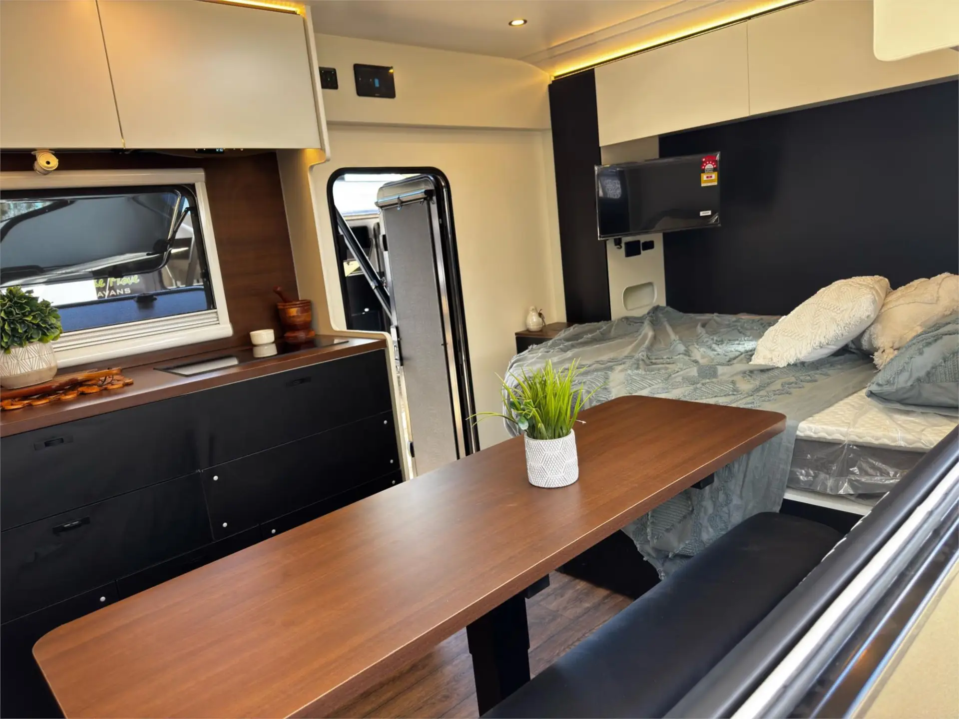 https://media-caravea.syd1.digitaloceanspaces.com/caravans/95EIC22323/exterior-22.webp