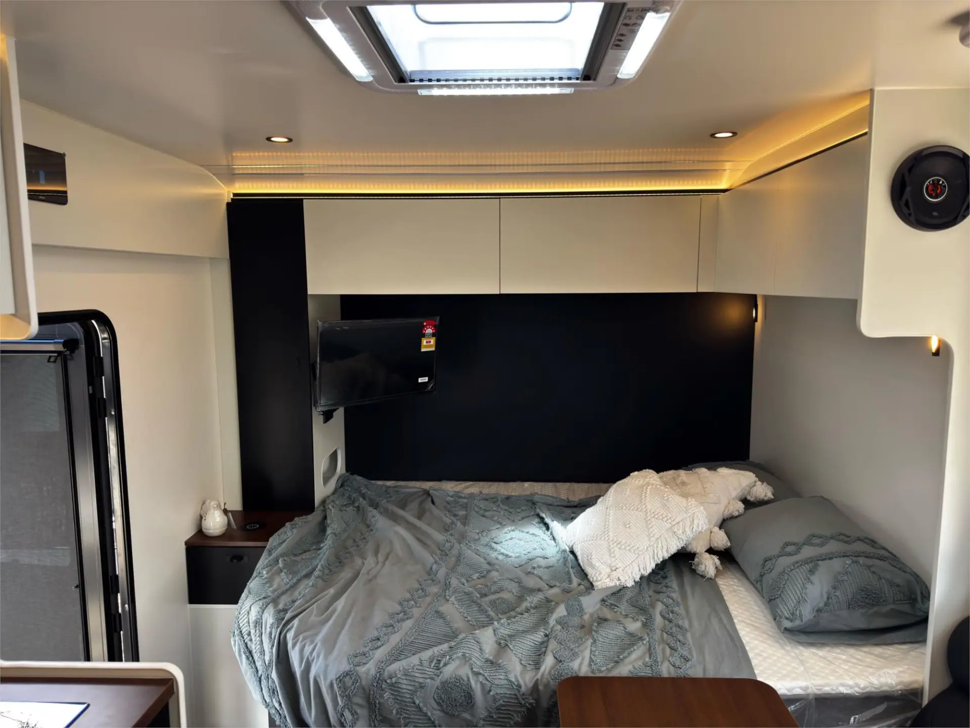 https://media-caravea.syd1.digitaloceanspaces.com/caravans/95EIC22323/exterior-28.webp