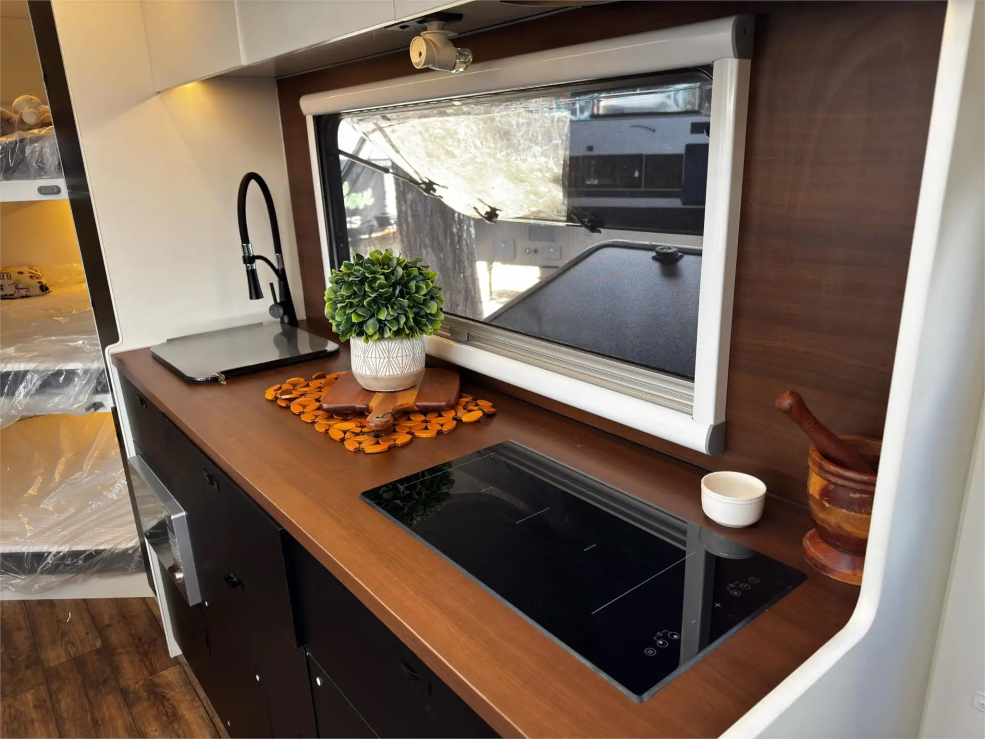 https://media-caravea.syd1.digitaloceanspaces.com/caravans/95EIC22323/exterior-33.webp