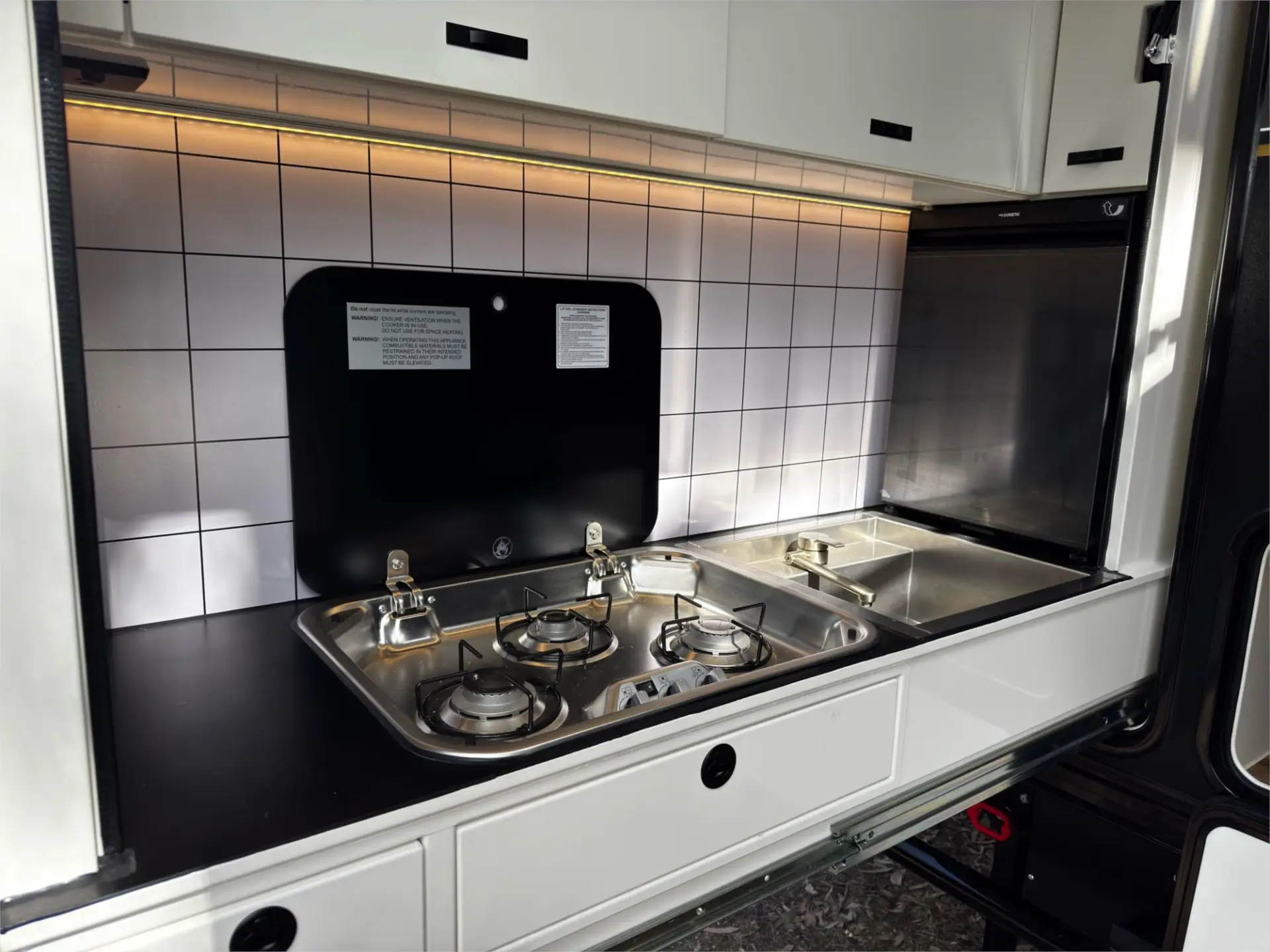 https://media-caravea.syd1.digitaloceanspaces.com/caravans/95EIC22323/exterior-5.webp