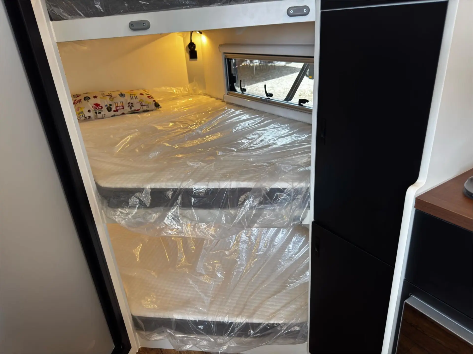 https://media-caravea.syd1.digitaloceanspaces.com/caravans/95EIC22323/exterior-8.webp