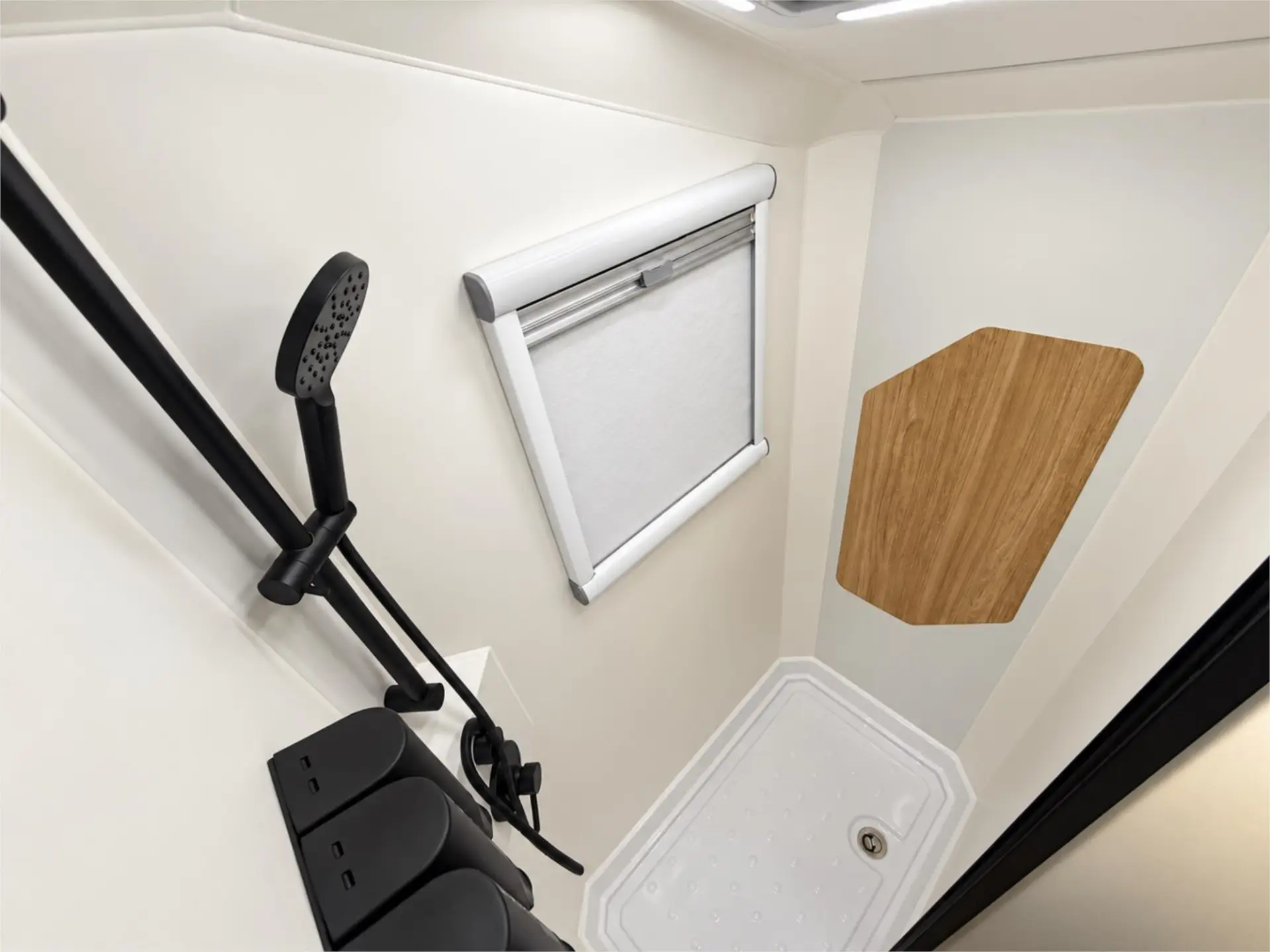 https://media-caravea.syd1.digitaloceanspaces.com/caravans/95EIC22475/exterior-1.webp