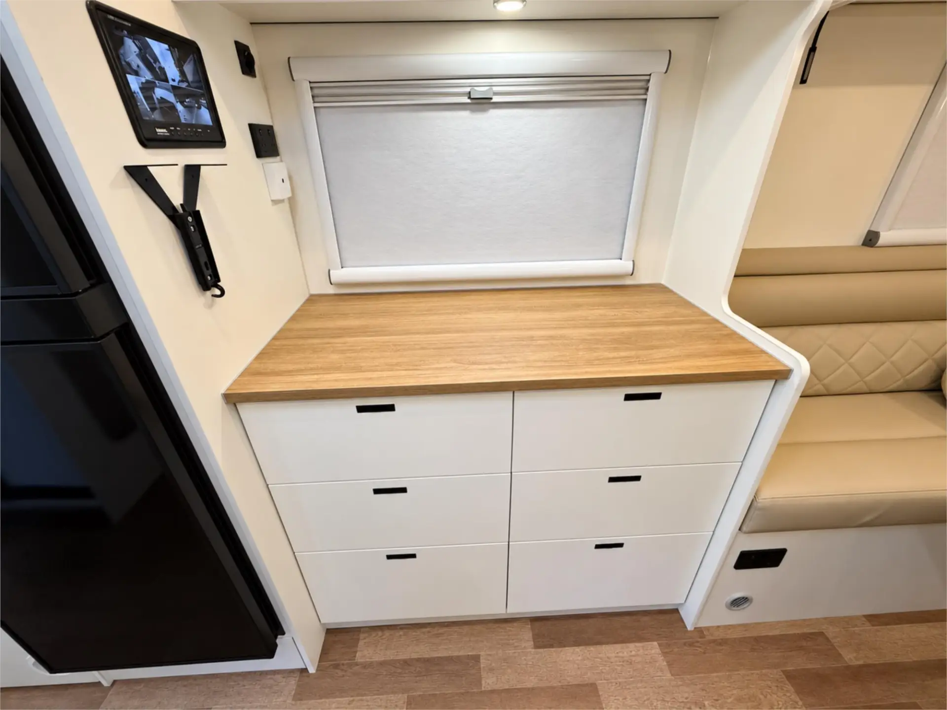 https://media-caravea.syd1.digitaloceanspaces.com/caravans/95EIC22475/exterior-10.webp