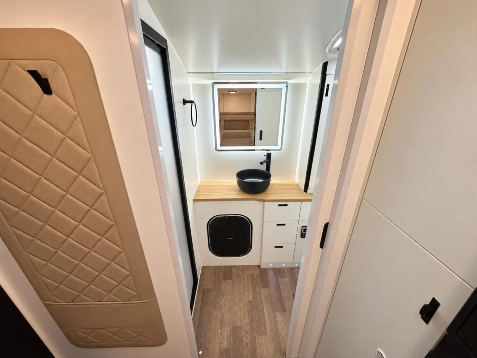 https://media-caravea.syd1.digitaloceanspaces.com/caravans/95EIC22475/exterior-12.webp