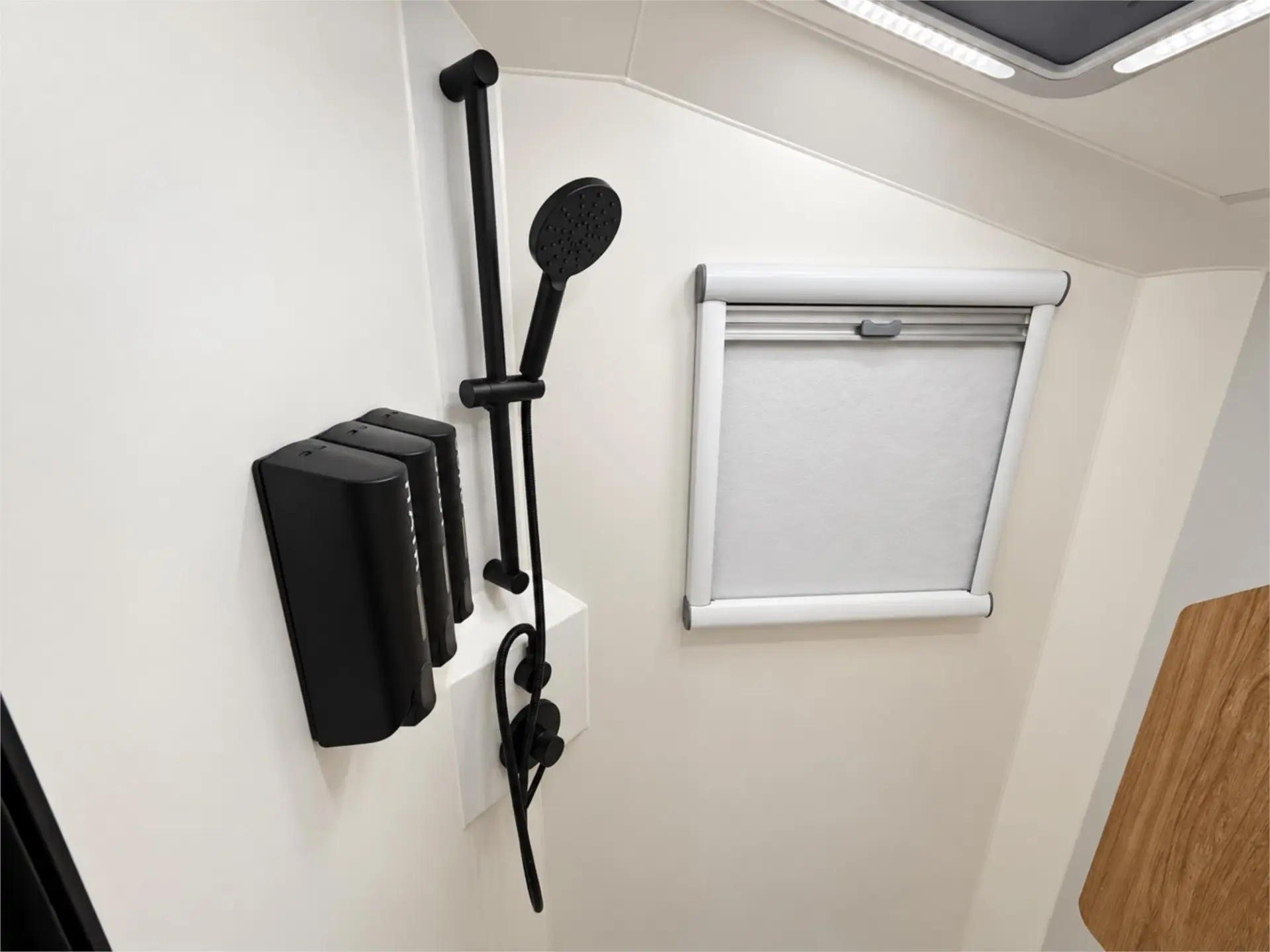 https://media-caravea.syd1.digitaloceanspaces.com/caravans/95EIC22475/exterior-13.webp